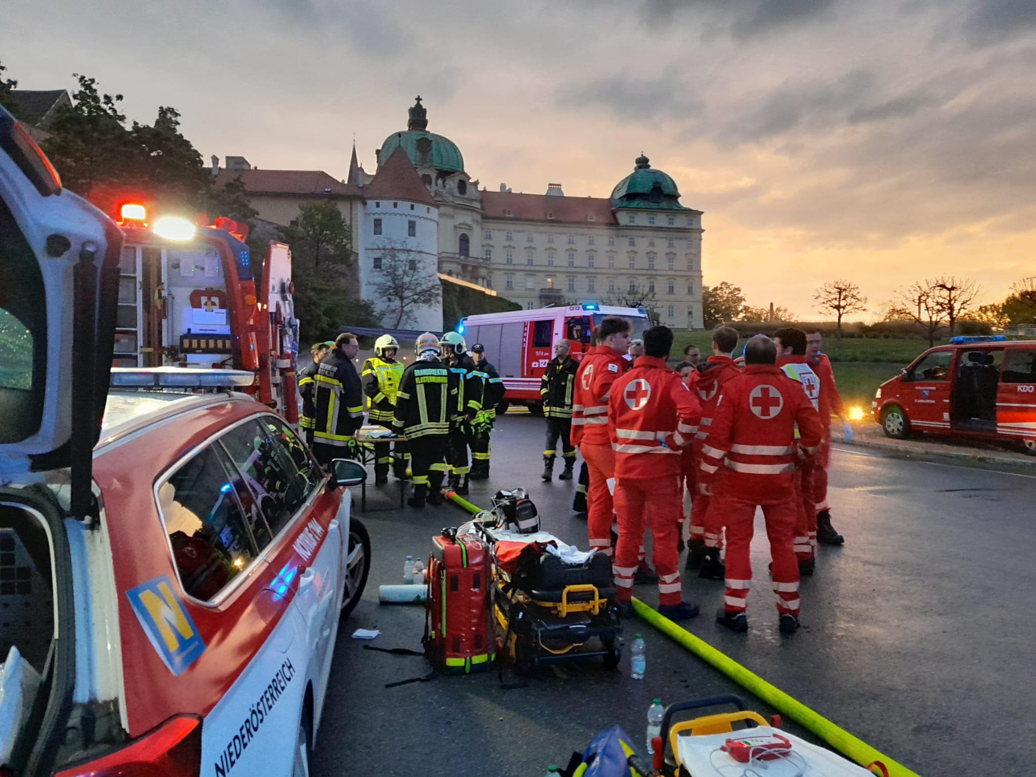 Großeinsatz der Feuerwehr beim Stift Klosterneuburg. Großeinsatz der Feuerwehr beim Stift Klosterneuburg.