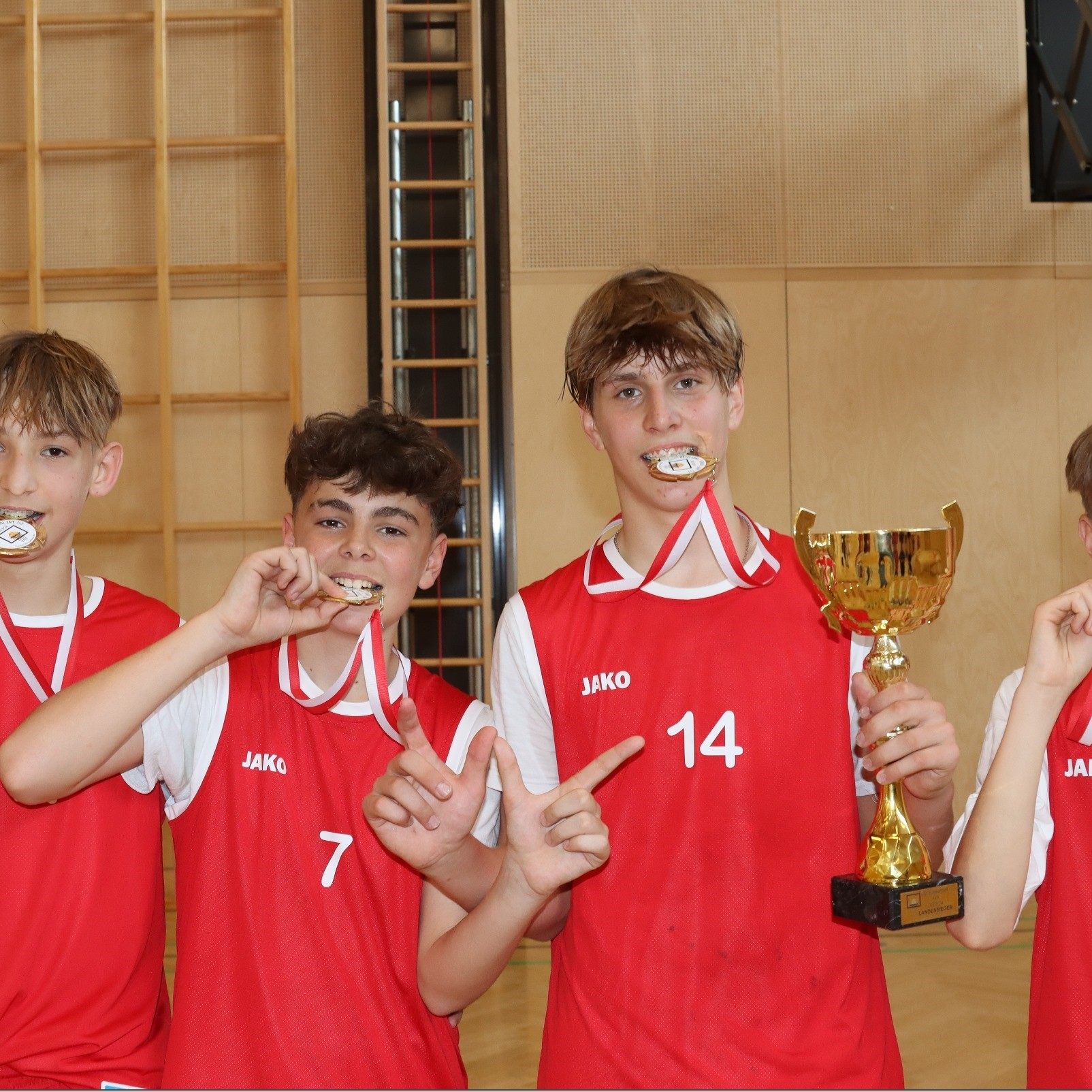 Doppel-Landesmeister im Basketball wurden die vier Schüler der SMS Rankweil West Edvard Pap, Samuel Hrach, Linus Kohler und Benjamin Walser und den Heimvorteil voll ausgenützt.