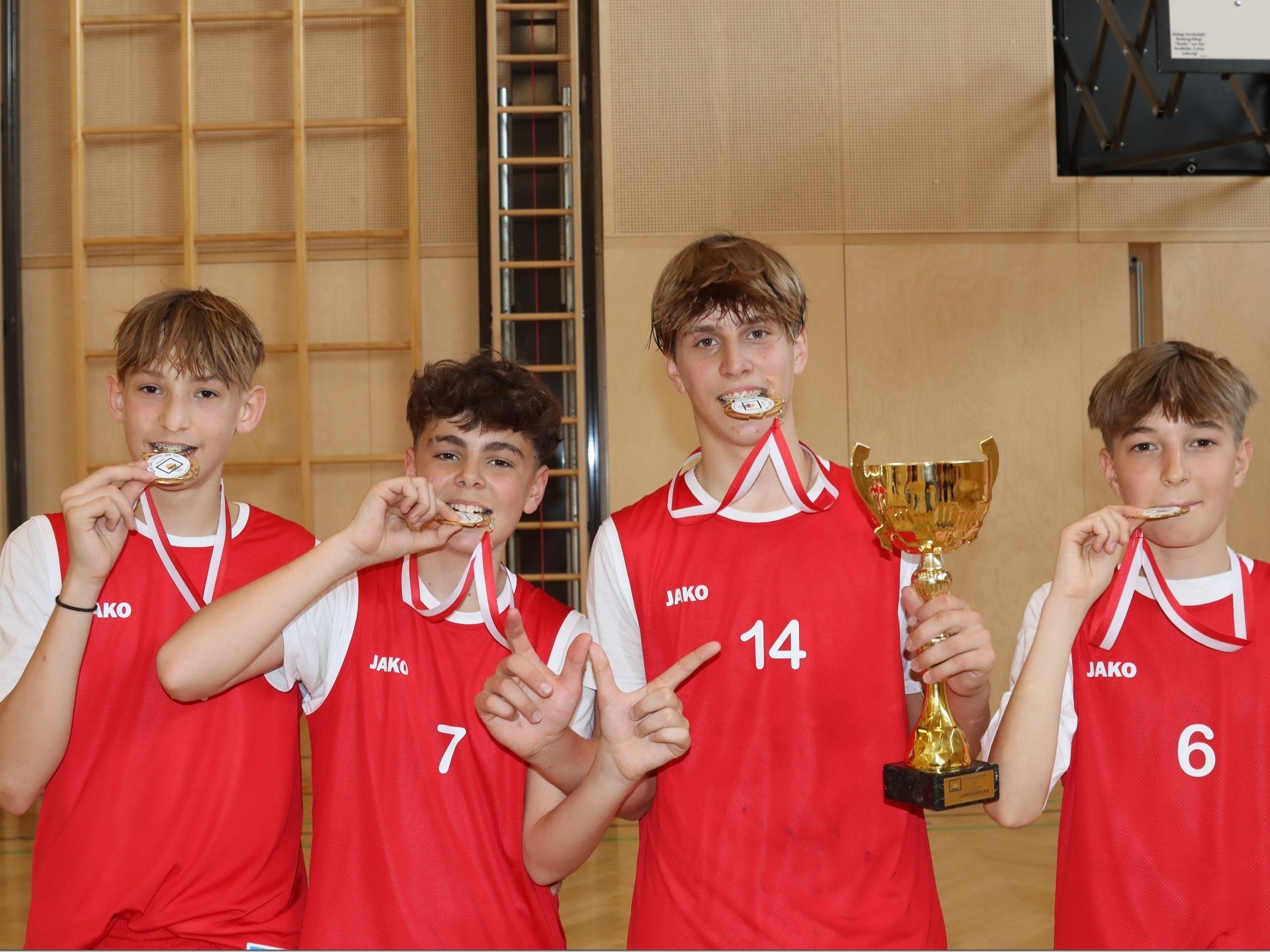 Doppel-Landesmeister im Basketball wurden die vier Schüler der SMS Rankweil West Edvard Pap, Samuel Hrach, Linus Kohler und Benjamin Walser und den Heimvorteil voll ausgenützt. Doppel-Landesmeister im Basketball wurden die vier Schüler der SMS Rankweil West Edvard Pap, Samuel Hrach, Linus Kohler und Benjamin Walser und den Heimvorteil voll ausgenützt.