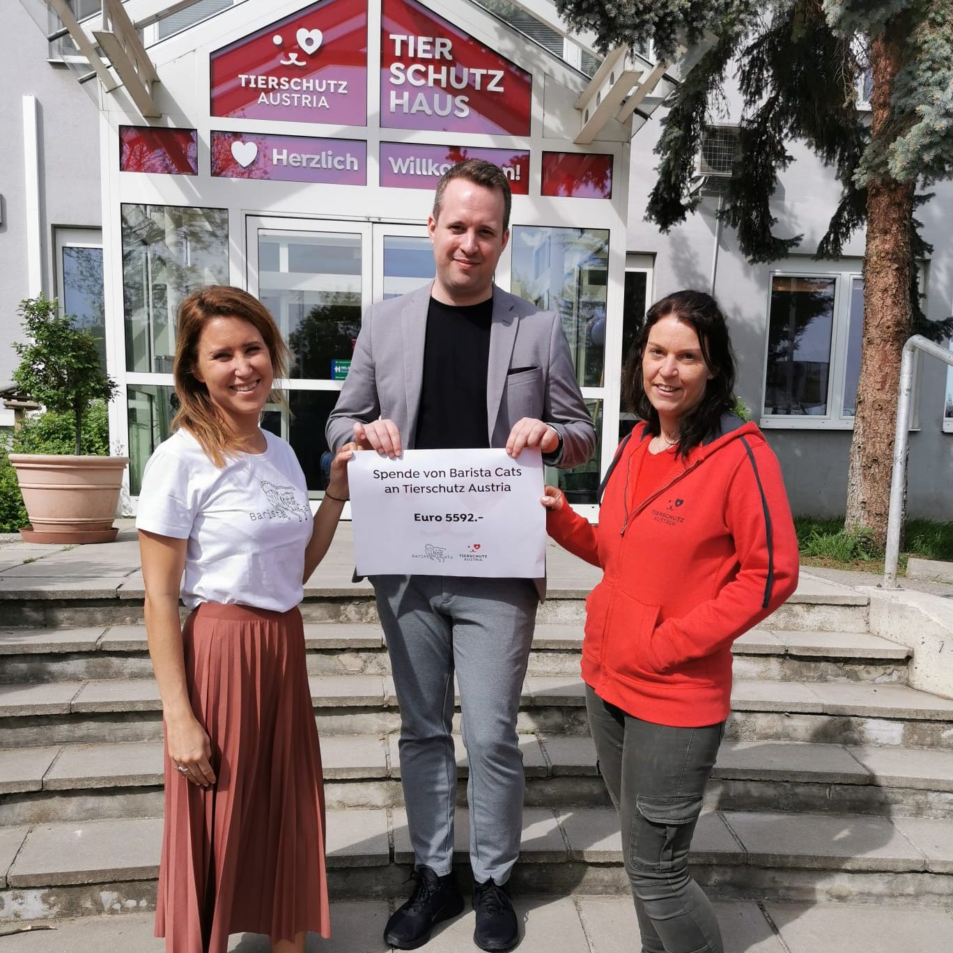 Natascha Bergmann (Gründerin und Geschäftsführerin von „Barista Cats“), Jonas von Einem (Sprecher und Fundraisingleiter von Tierschutz Austria) und Sabrina Scharner (Stallleiterin des Katzenhauses in Vösendorf)