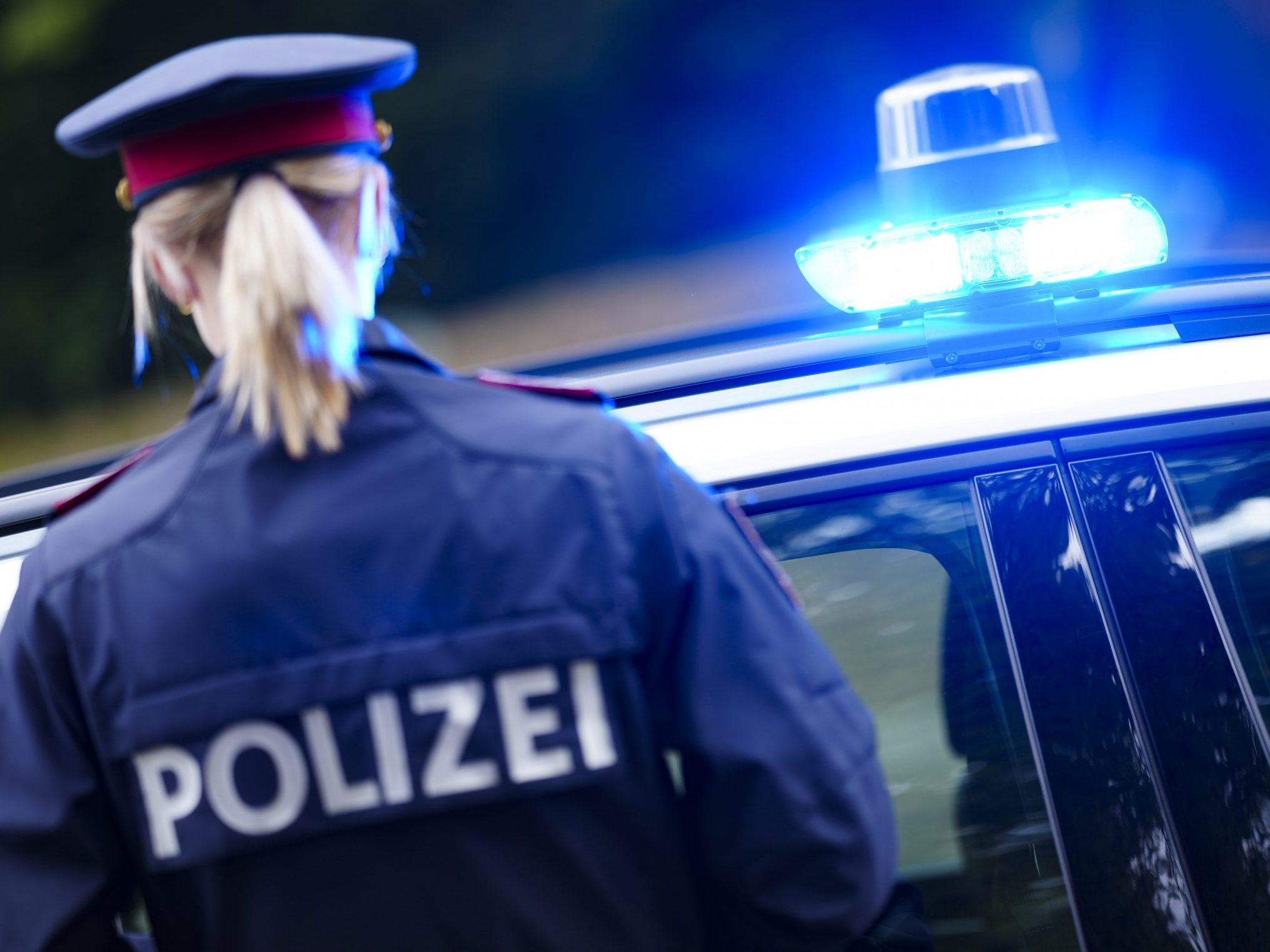 Nach einem Raub mit einer Schusswaffe ist der Täter flüchtig.