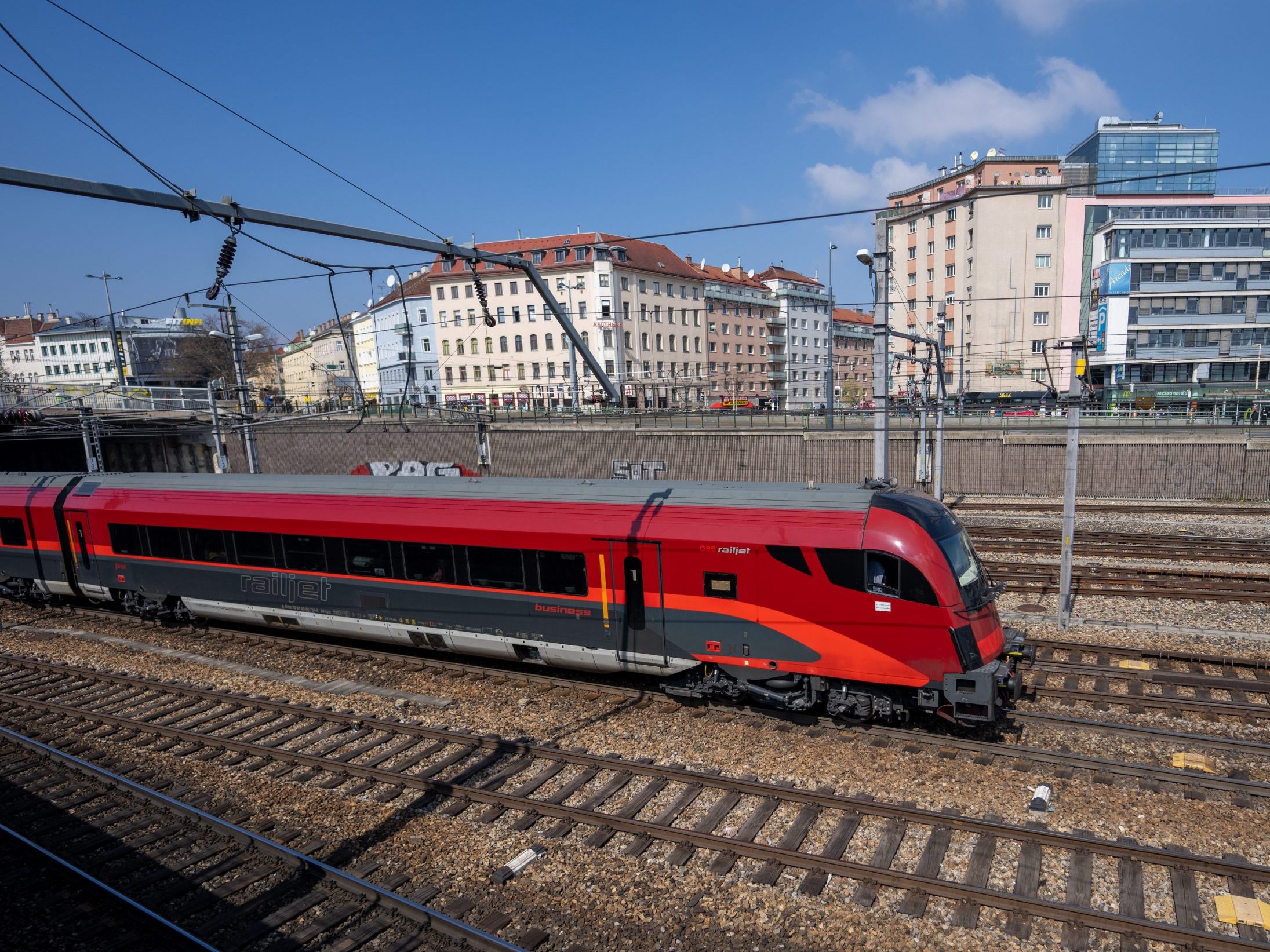 Trotz Passagierrekords verzeichnen die ÖBB einen gesunkenen Gewinn. Trotz Passagierrekords verzeichnen die ÖBB einen gesunkenen Gewinn.