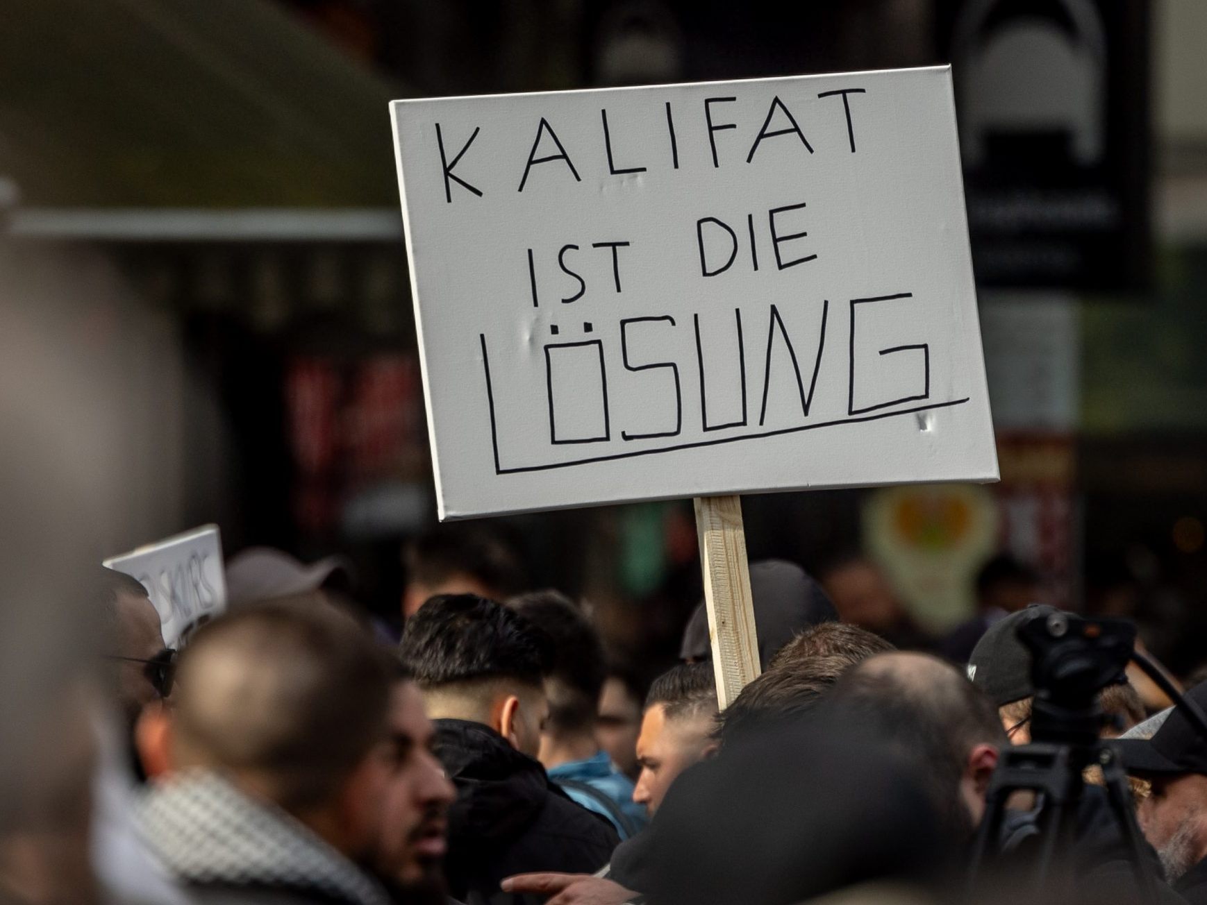 Nach der Islamisten-Demo in Hamburg werden Konsequenzen gefordert.
