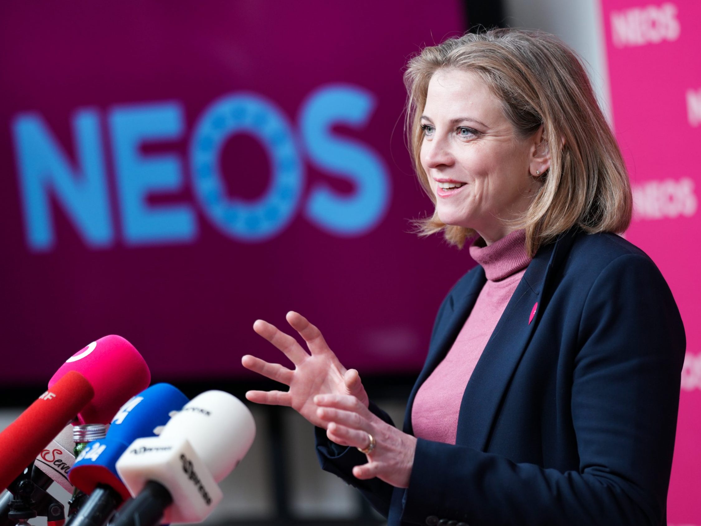 Meinl-Reisinger wird von den NEOS zur Spitzenkandidatin gekürt.