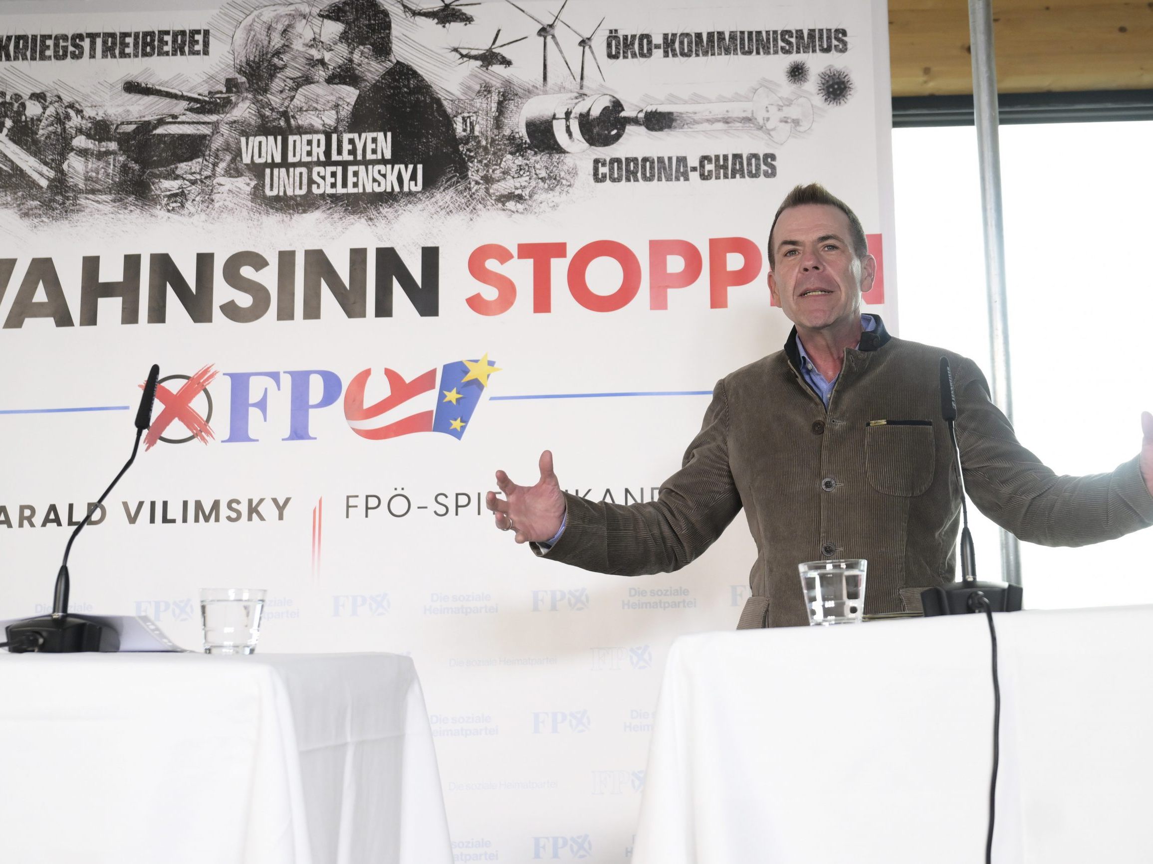 Auf den ersten Plakaten der FPÖ prangt der Slogan "EU-Wahnsinn stoppen". Auf den ersten Plakaten der FPÖ prangt der Slogan "EU-Wahnsinn stoppen".