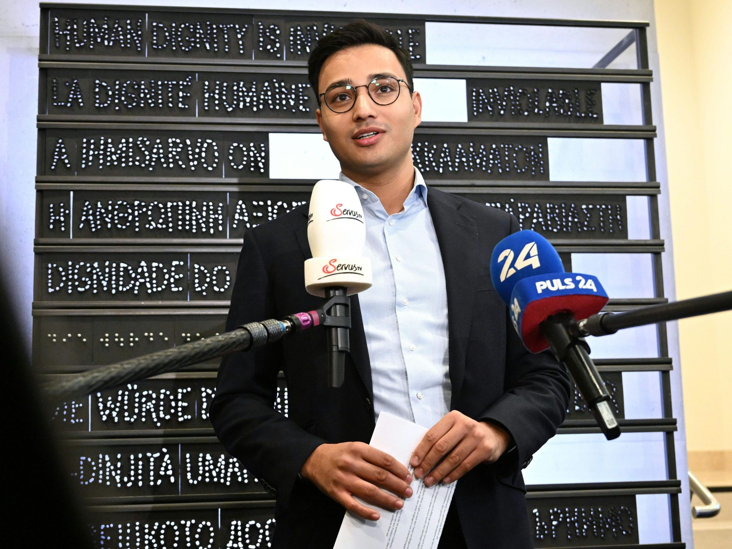 Die NEOS verzichten auf eine Ladung wegen der Bitte der Ermittlungsbehörden. Die NEOS verzichten auf eine Ladung wegen der Bitte der Ermittlungsbehörden.