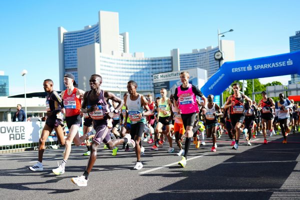 ABD0032_20240421 – WIEN – STERREICH: Bethwell Yegon (KEN), Timo Hinterndorfer (AUT) und Simon Kipkosgei (KEN) nach dem Start am Sonntag, 21. April 2024, anl. des 41. Vienna City Marathons (VCM) in Wien. – FOTO: APA/EVA MANHART