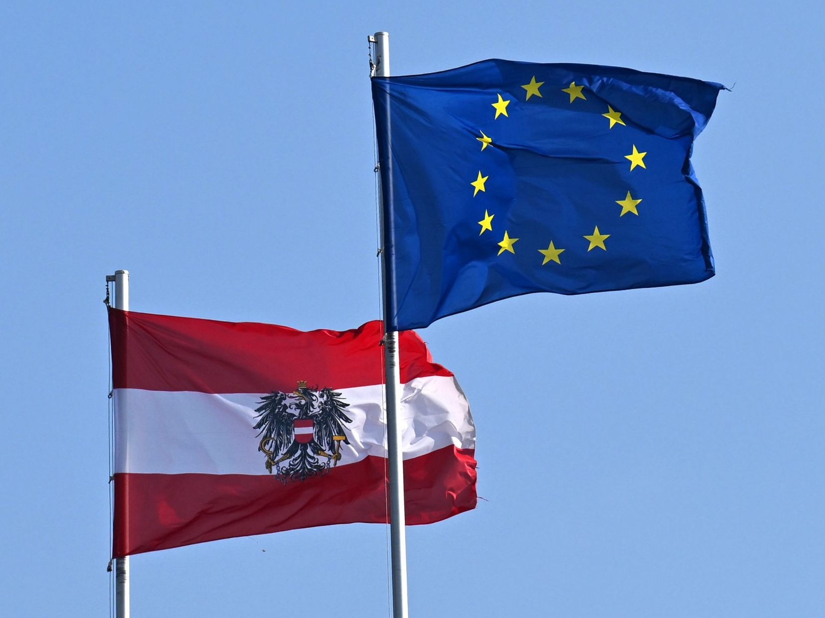 70 % wollen wahrscheinlich bei der EU-Wahl wählen gehen. 70 % wollen wahrscheinlich bei der EU-Wahl wählen gehen.