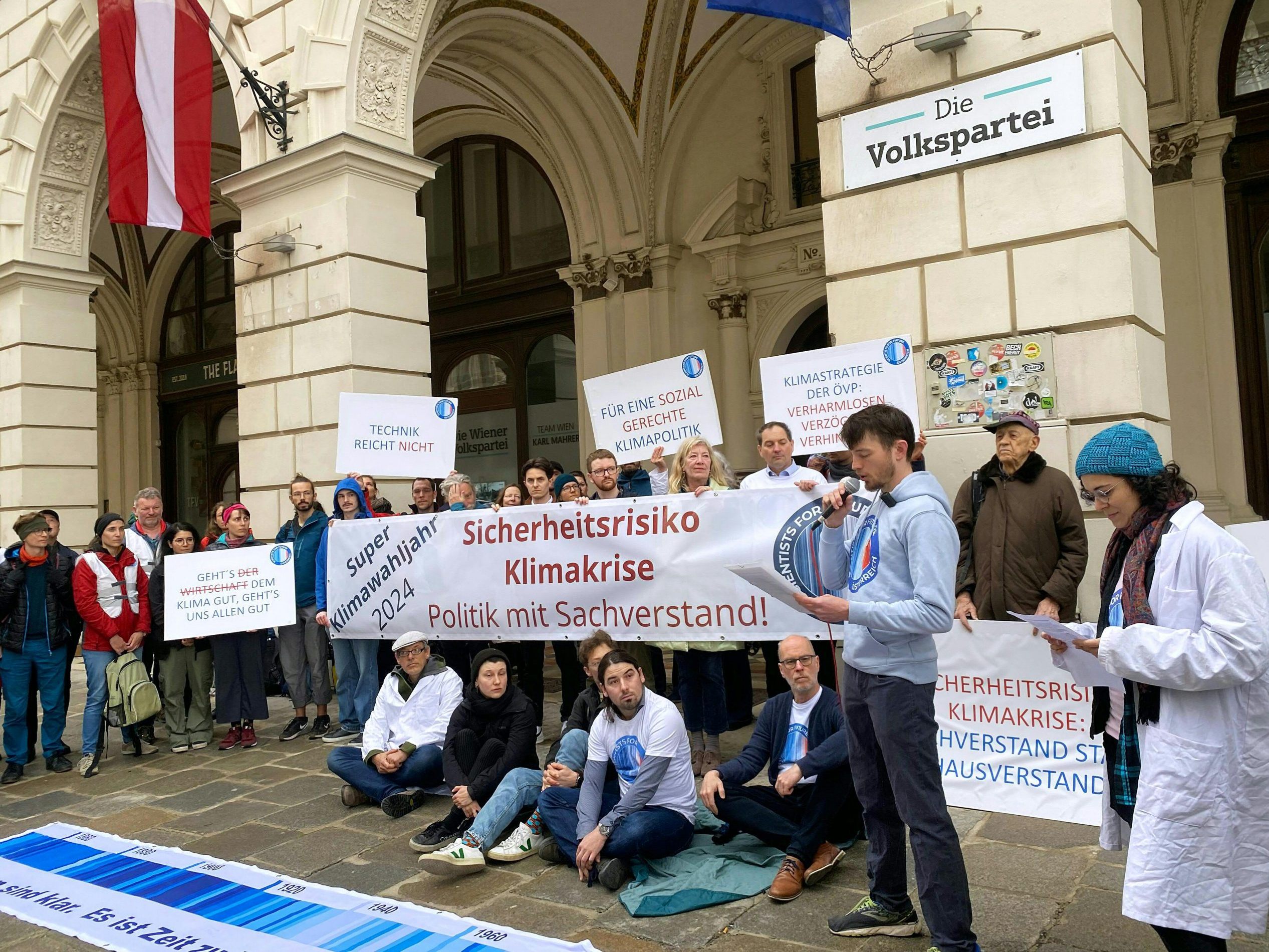 Protest der Wissenschaft gegen die ÖVP-Klimapolitik vor der Parteizentrale.