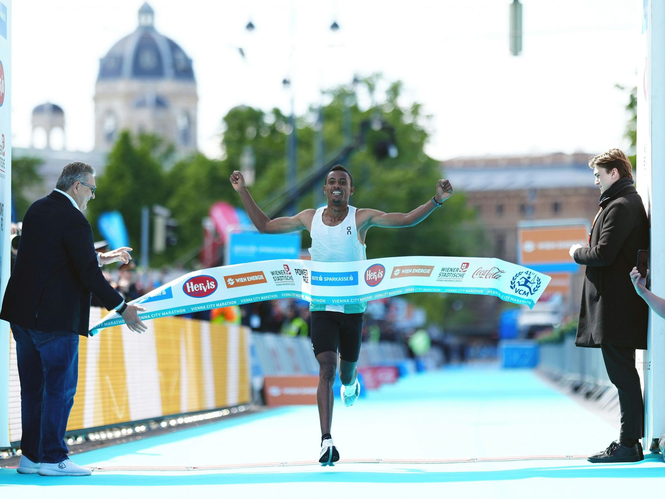 Das ist der Sieger des Vienna City Marathons 2024. Das ist der Sieger des Vienna City Marathons 2024.