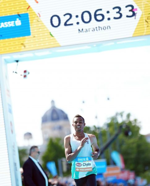 ABD0048_20240421 – WIEN – STERREICH: Zieleinlauf von Chala Regasa (ETH) am Sonntag, 21. April 2024, anl. des 41. Vienna City Marathons (VCM) in Wien. – FOTO: APA/EVA MANHART