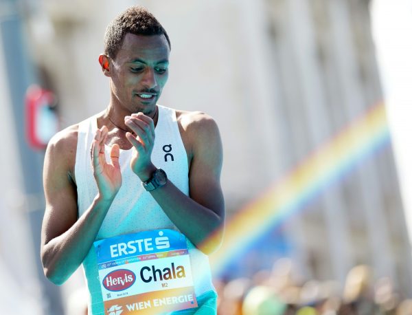 ABD0050_20240421 – WIEN – STERREICH: Zieleinlauf von Chala Regasa (ETH) am Sonntag, 21. April 2024, anl. des 41. Vienna City Marathons (VCM) in Wien. – FOTO: APA/EVA MANHART