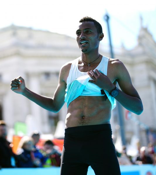 ABD0056_20240421 – WIEN – STERREICH: Zieleinlauf von Chala Regasa (ETH) am Sonntag, 21. April 2024, anl. des 41. Vienna City Marathons (VCM) in Wien. – FOTO: APA/EVA MANHART