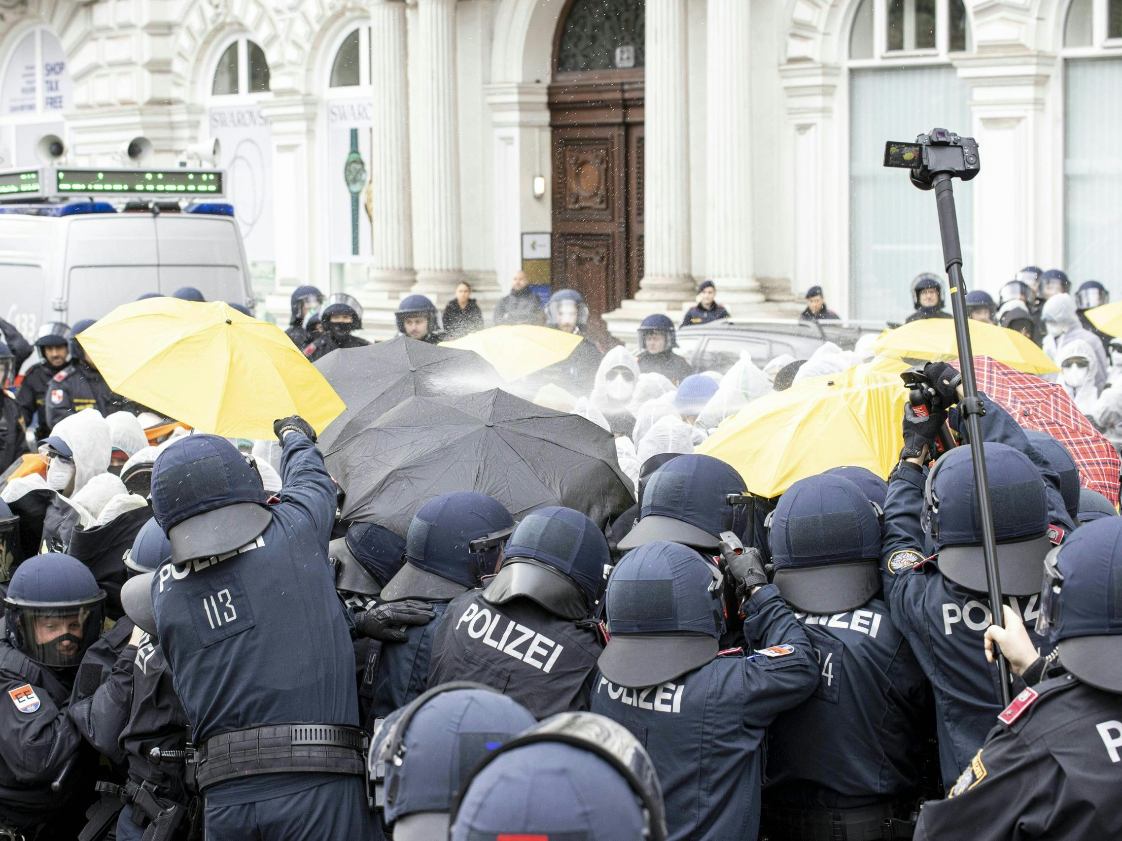 Aktivisten und Polizisten schilderten ihre Erinnerungen zum Einsatz bei der Gaskonferenz. Aktivisten und Polizisten schilderten ihre Erinnerungen zum Einsatz bei der Gaskonferenz.