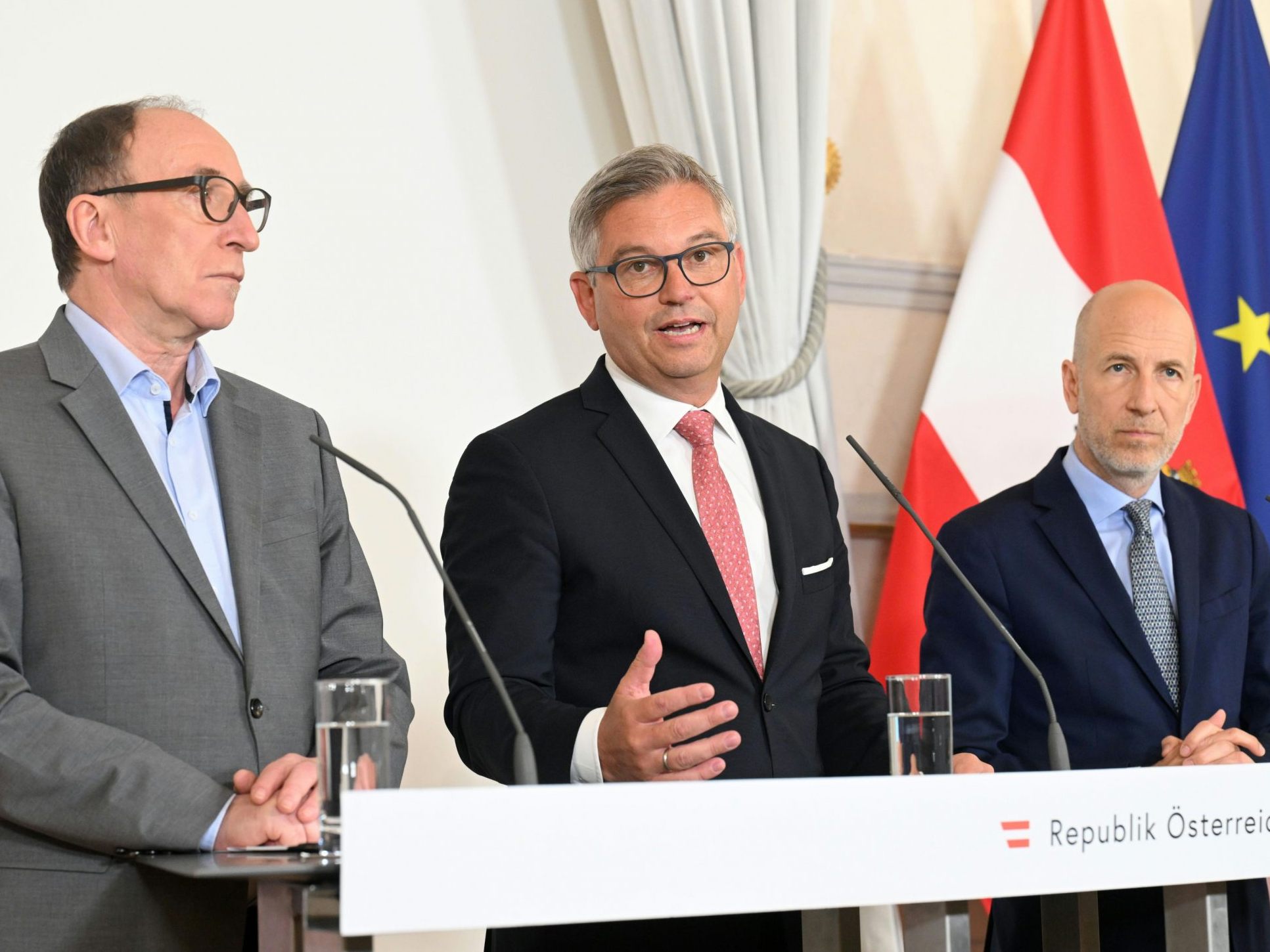 Die Regierung öffnet die Rot-Weiß-Rot-Karte plus für Ukraine-Flüchtlinge.