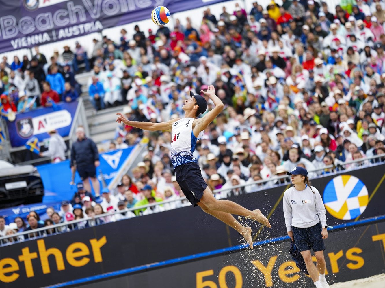 Dieses Jahr wird in Wien wieder Beachvolleyball gespielt. Im Bild: Eine Szene aus dem EM-Halbfinale 2023 auf der Donauinsel. Dieses Jahr wird in Wien wieder Beachvolleyball gespielt. Im Bild: Eine Szene aus dem EM-Halbfinale 2023 auf der Donauinsel.