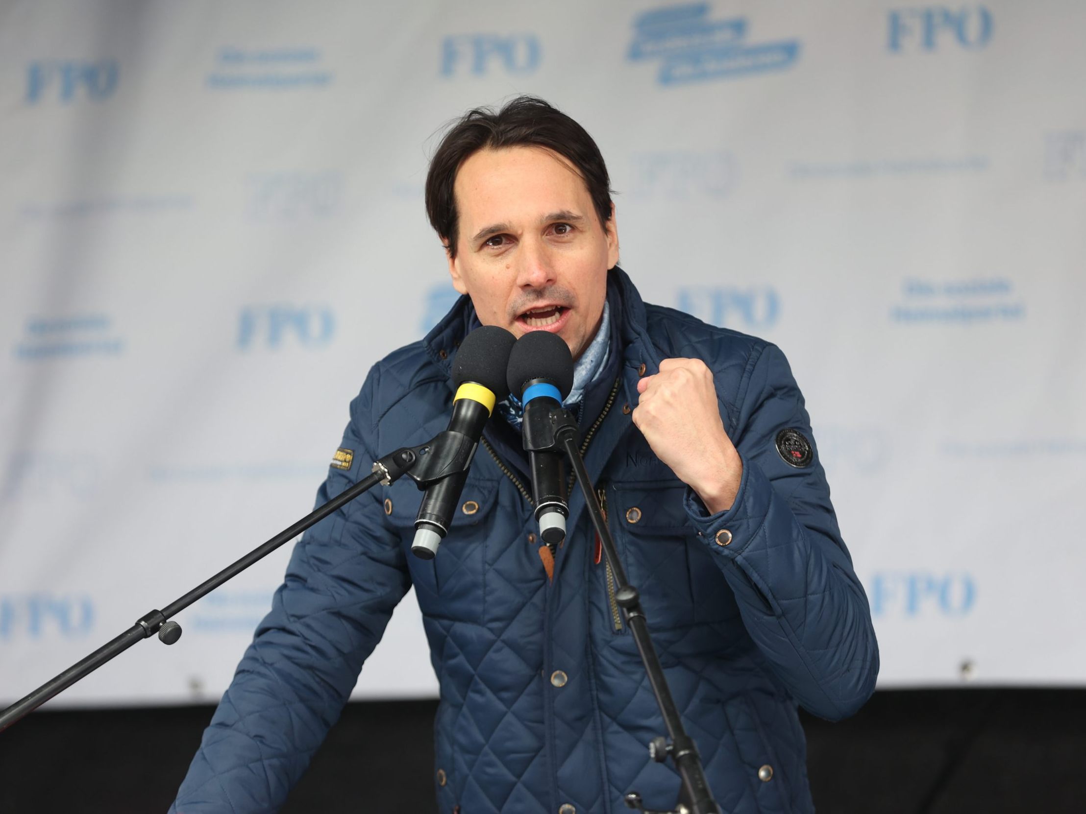 Genehmigt wurde auch ein Antrag des Vereins für Impfopfer um Martin Rutter. Genehmigt wurde auch ein Antrag des Vereins für Impfopfer um Martin Rutter.
