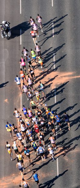 ABD0105_20240421 – WIEN – STERREICH: Das Starterfeld nach dem Start aufgenommen vom District Living Tower am Sonntag, 21. April 2024, anl. des 41. Vienna City Marathons (VCM) in Wien. – FOTO: APA/MAX SLOVENCIK