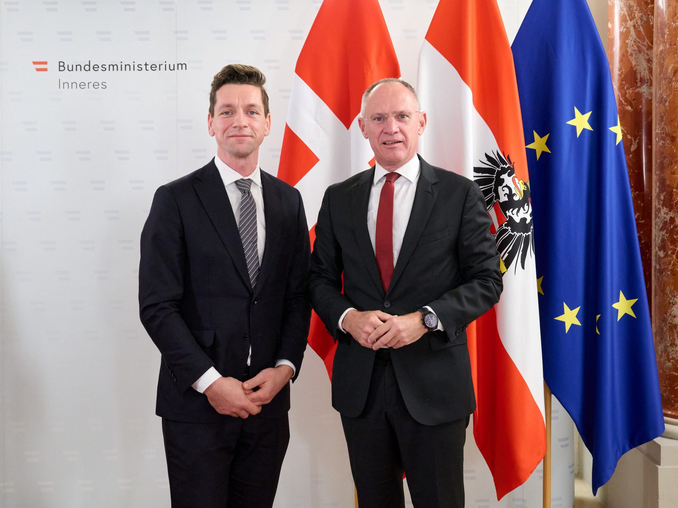 Karner bei einer Pressekonferenz mit seinem dänischen Amtskollegen Kaare Dybvad Bek. Karner bei einer Pressekonferenz mit seinem dänischen Amtskollegen Kaare Dybvad Bek.