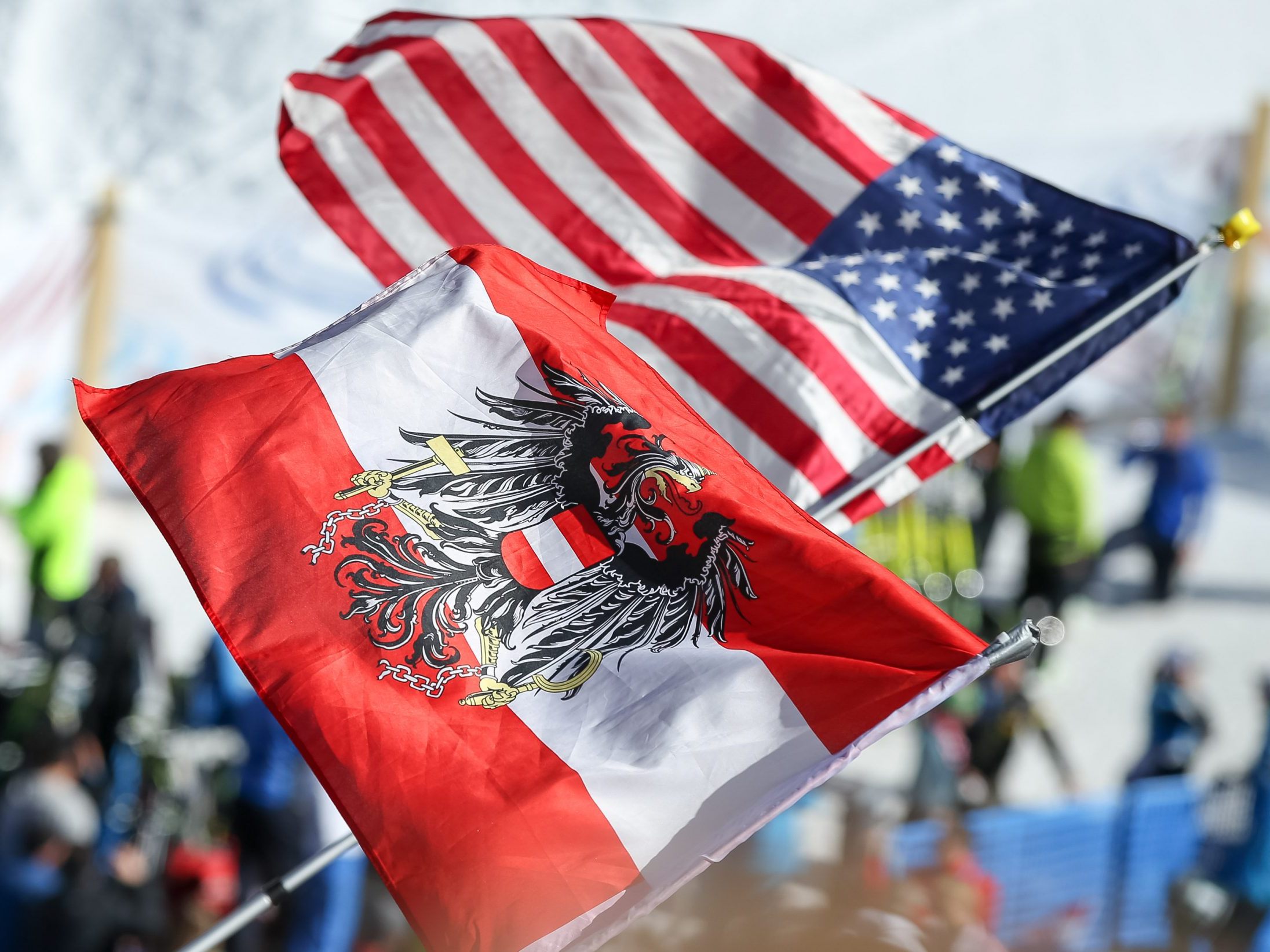 Eine Österreich- vor einer US-Fahne. Eine Österreich- vor einer US-Fahne.