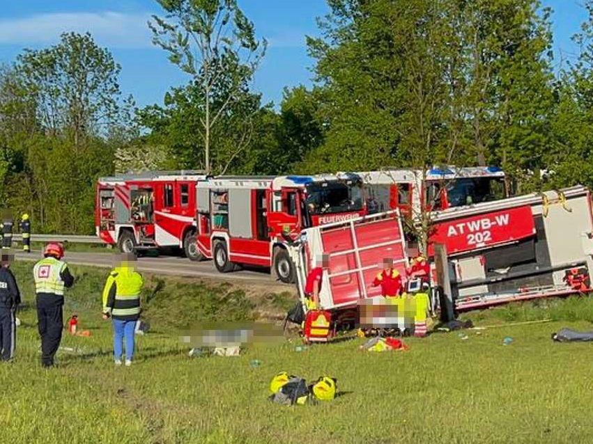 Ein Feuerwehrauto stürzte um und landete im Graben.
