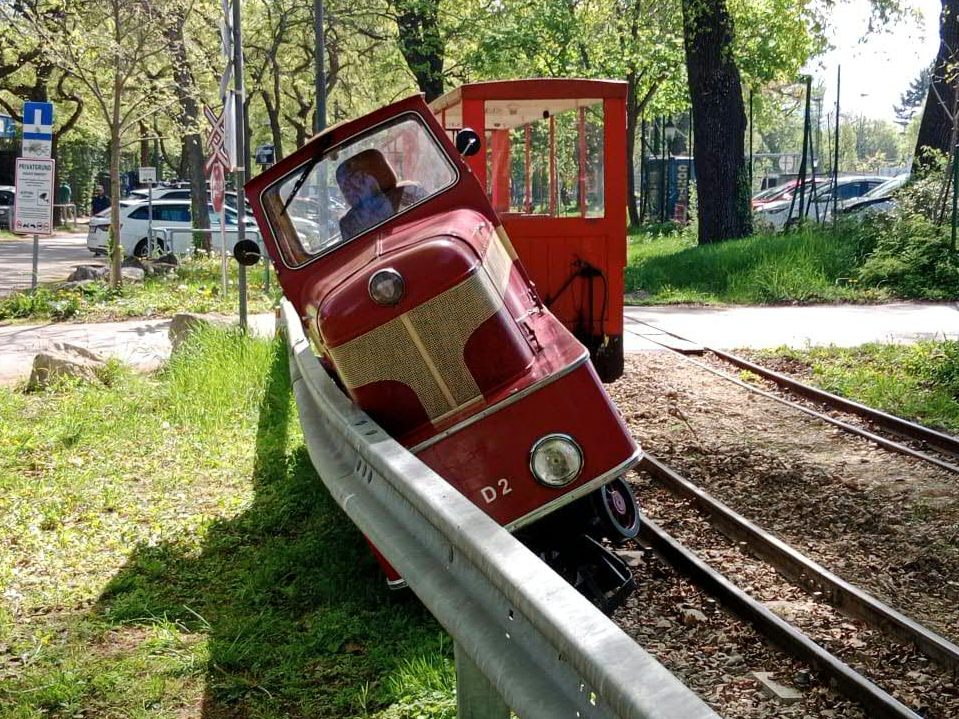 Unbekannte Täter haben Eisenwinkel bewusst auf den Schienen platziert. Unbekannte Täter haben Eisenwinkel bewusst auf den Schienen platziert.