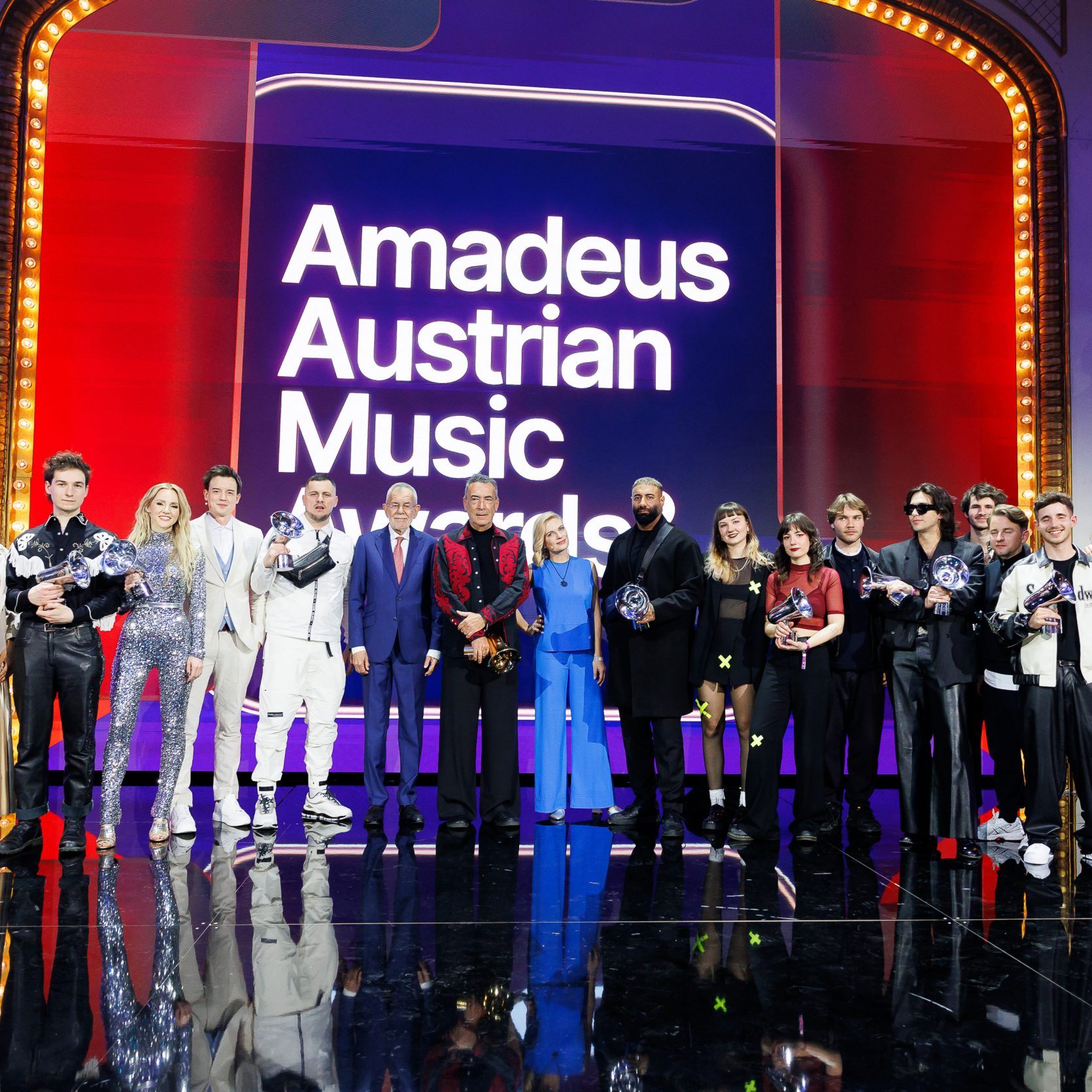 Gruppenfoto der Gewinner bei der Verleihung des "24. Amadeus Austrian Music Awards".