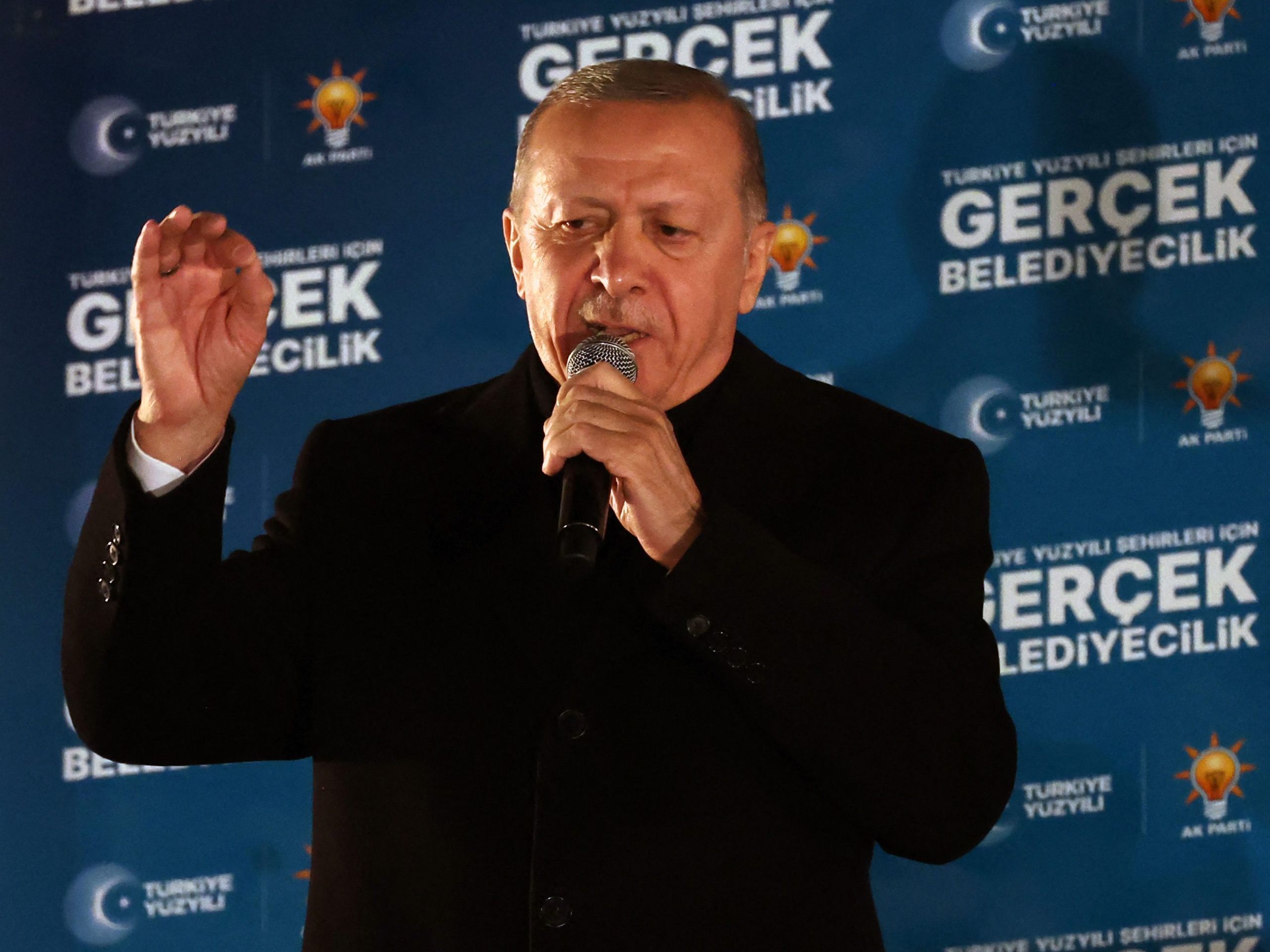 Der türkische Präsident und Vorsitzende der Partei für Gerechtigkeit und Entwicklung (AK) Recep Tayyip Erdogan hält nach den Kommunalwahlen in der Türkei am 1. April 2024 im Hauptquartier der AK-Partei in Ankara eine Rede. Der türkische Präsident und Vorsitzende der Partei für Gerechtigkeit und Entwicklung (AK) Recep Tayyip Erdogan hält nach den Kommunalwahlen in der Türkei am 1. April 2024 im Hauptquartier der AK-Partei in Ankara eine Rede.