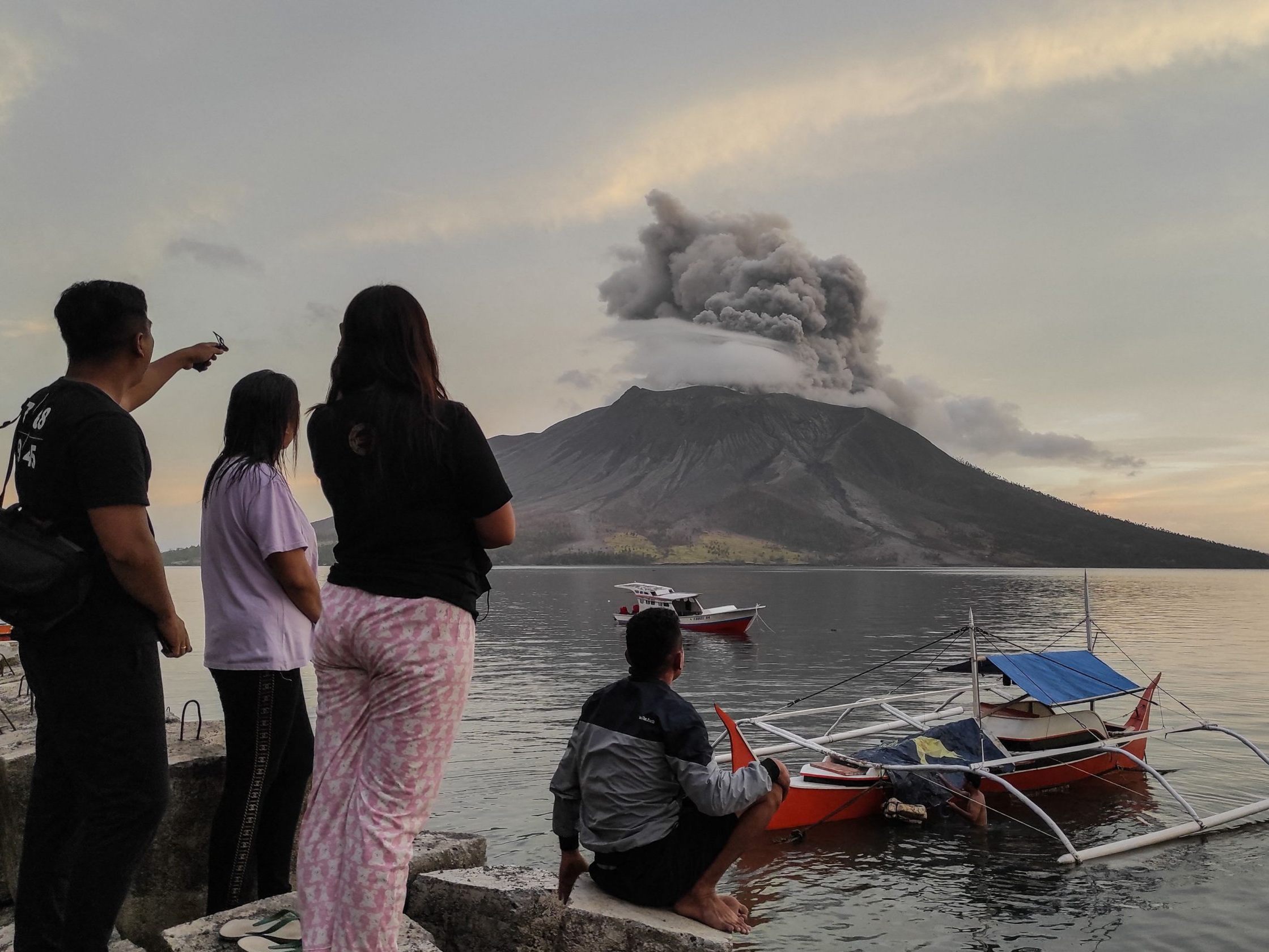 Vulkan Ruang in Indonesien beunruhigt mit nächtlicher Eruption