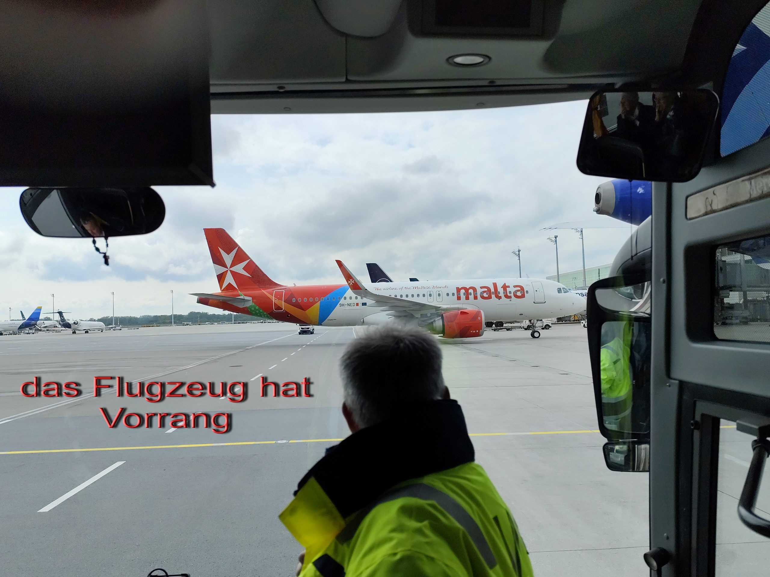 Hier hat unser Bus Nachrang.