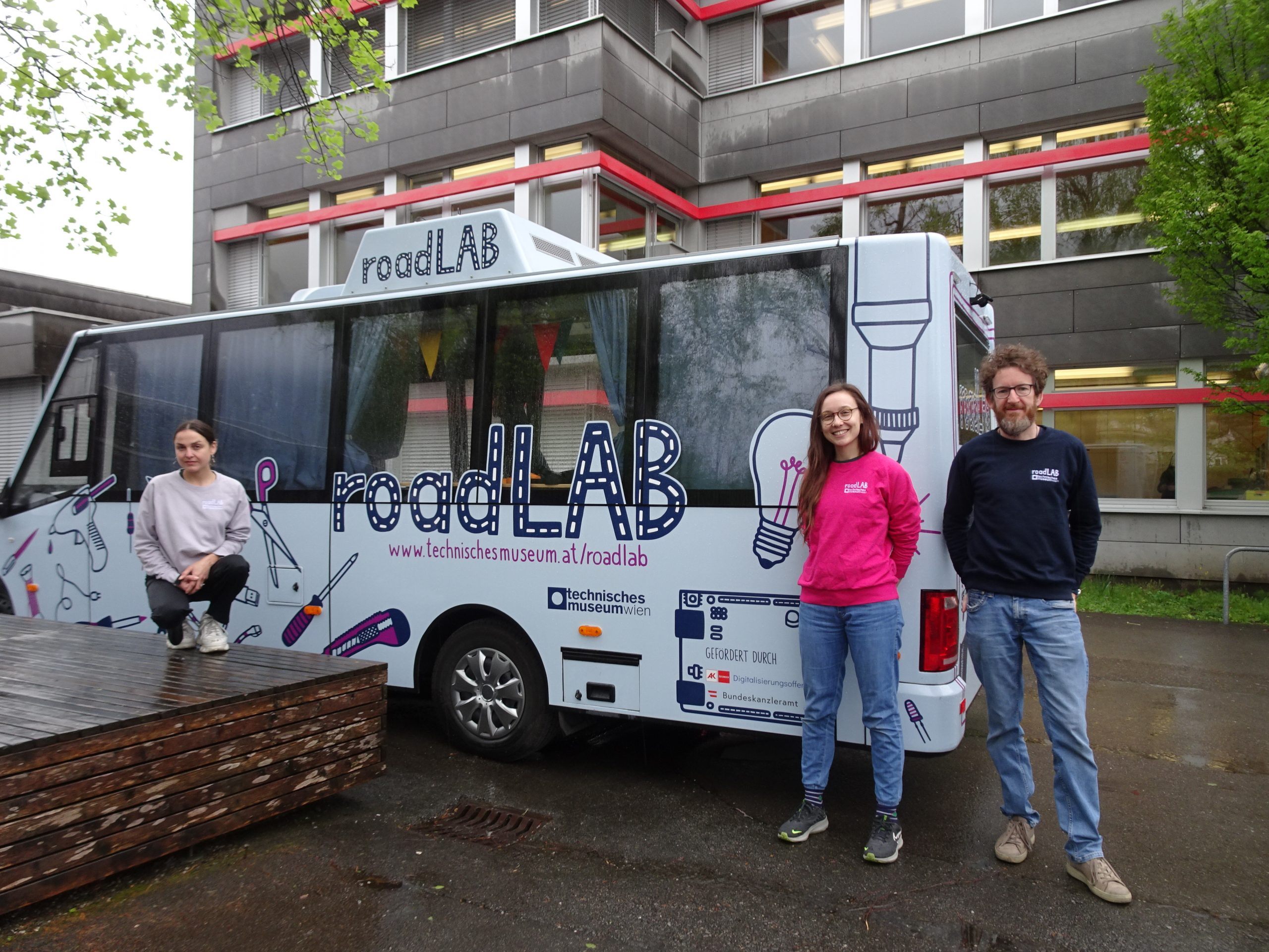 Nina Mc Nabe, Sara Zebec und Thomas Franz-Riegler vom Technischen Museum Wien machten zum ersten Mal mit ihrem roadLAB Halt in Vorarlberg. Nina Mc Nabe, Sara Zebec und Thomas Franz-Riegler vom Technischen Museum Wien machten zum ersten Mal mit ihrem roadLAB Halt in Vorarlberg.