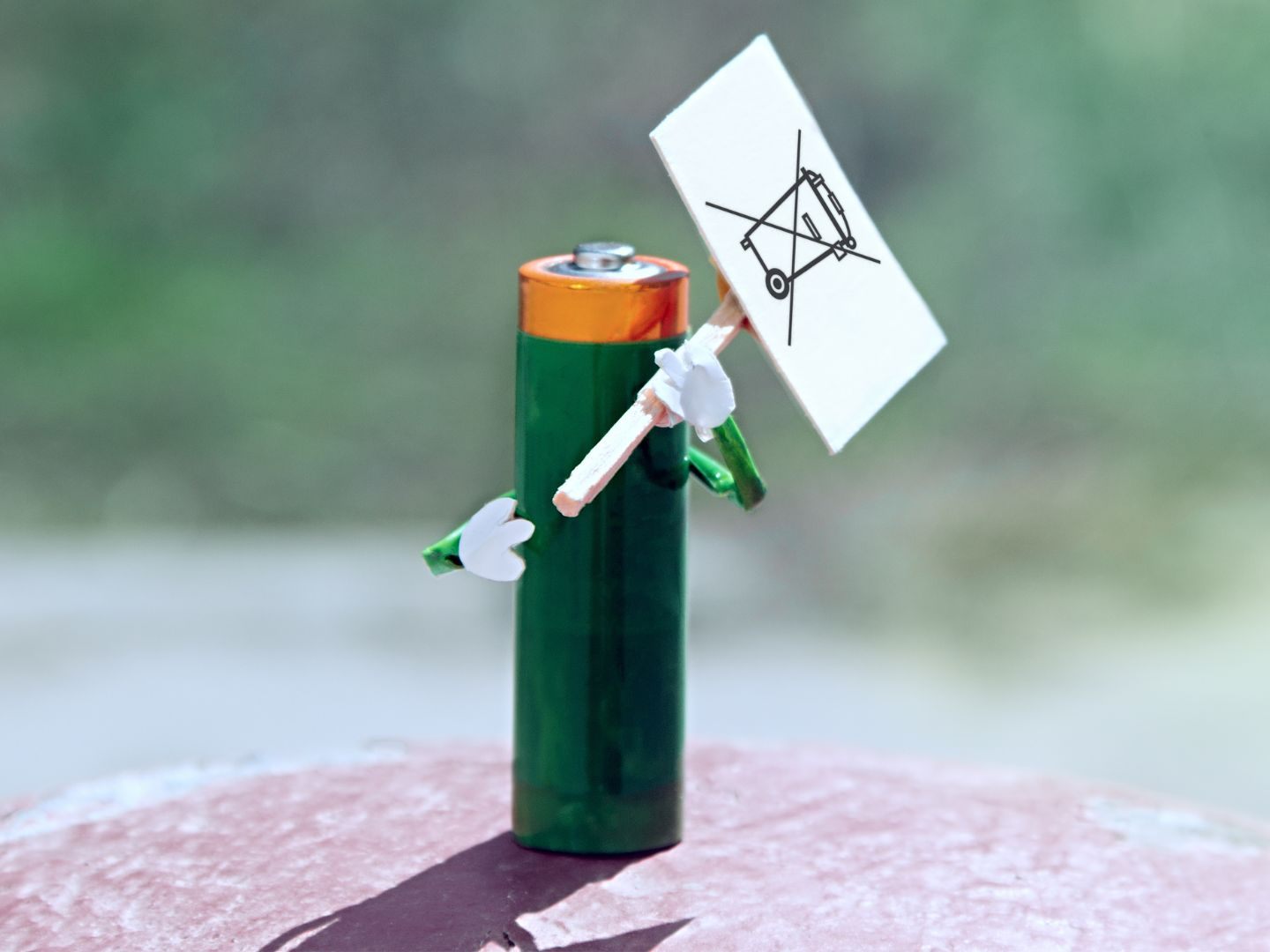 Batterien dürfen nicht im Restmüll entsorgt werden.