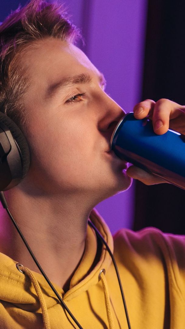 Der VKI warnt vor einem hohen Koffeingehalt in beliebten Influencer-Drinks.