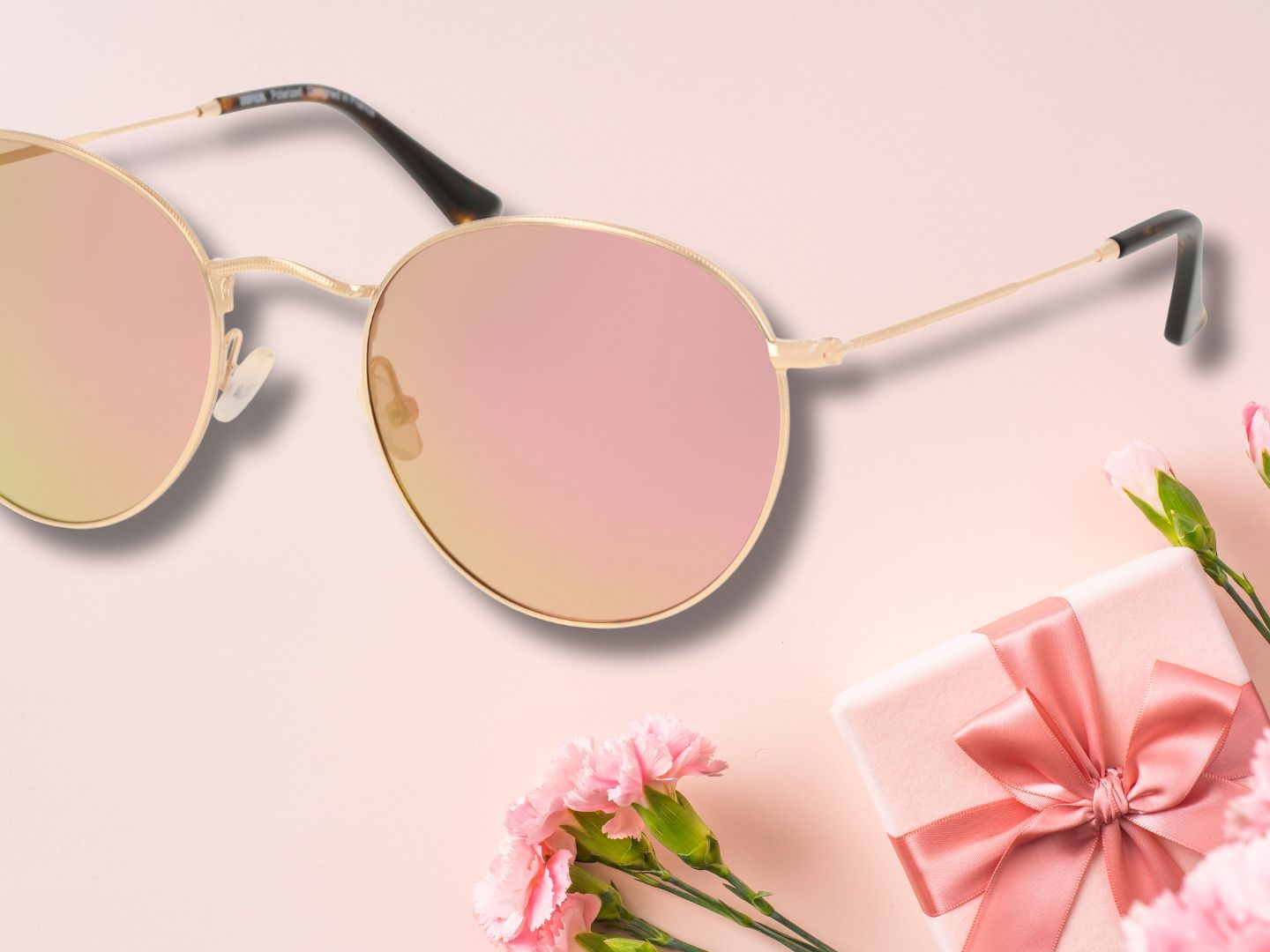 Die stylische Sonnenbrille ist der perfekte Begleiter für jede Mama! Die stylische Sonnenbrille ist der perfekte Begleiter für jede Mama!