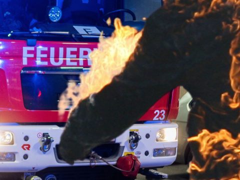 Der Wohnungsinhaber flüchtete brennend ins Freie. Der Wohnungsinhaber flüchtete brennend ins Freie.