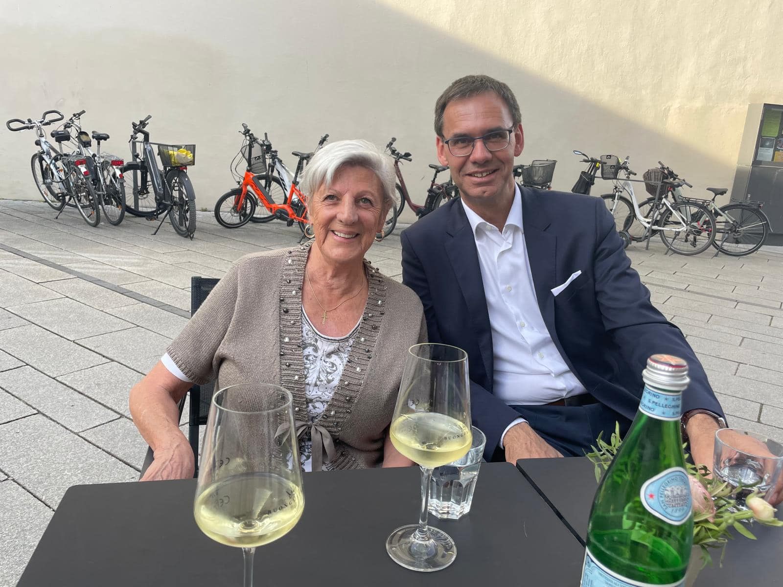 BFG-Eventpatin Renate Mitterhuber bedankte sich bei Landeshauptmann Wallner für die Einladung und Bewirtung der Gildenball Gewinner BFG-Eventpatin Renate Mitterhuber bedankte sich bei Landeshauptmann Wallner für die Einladung und Bewirtung der Gildenball Gewinner