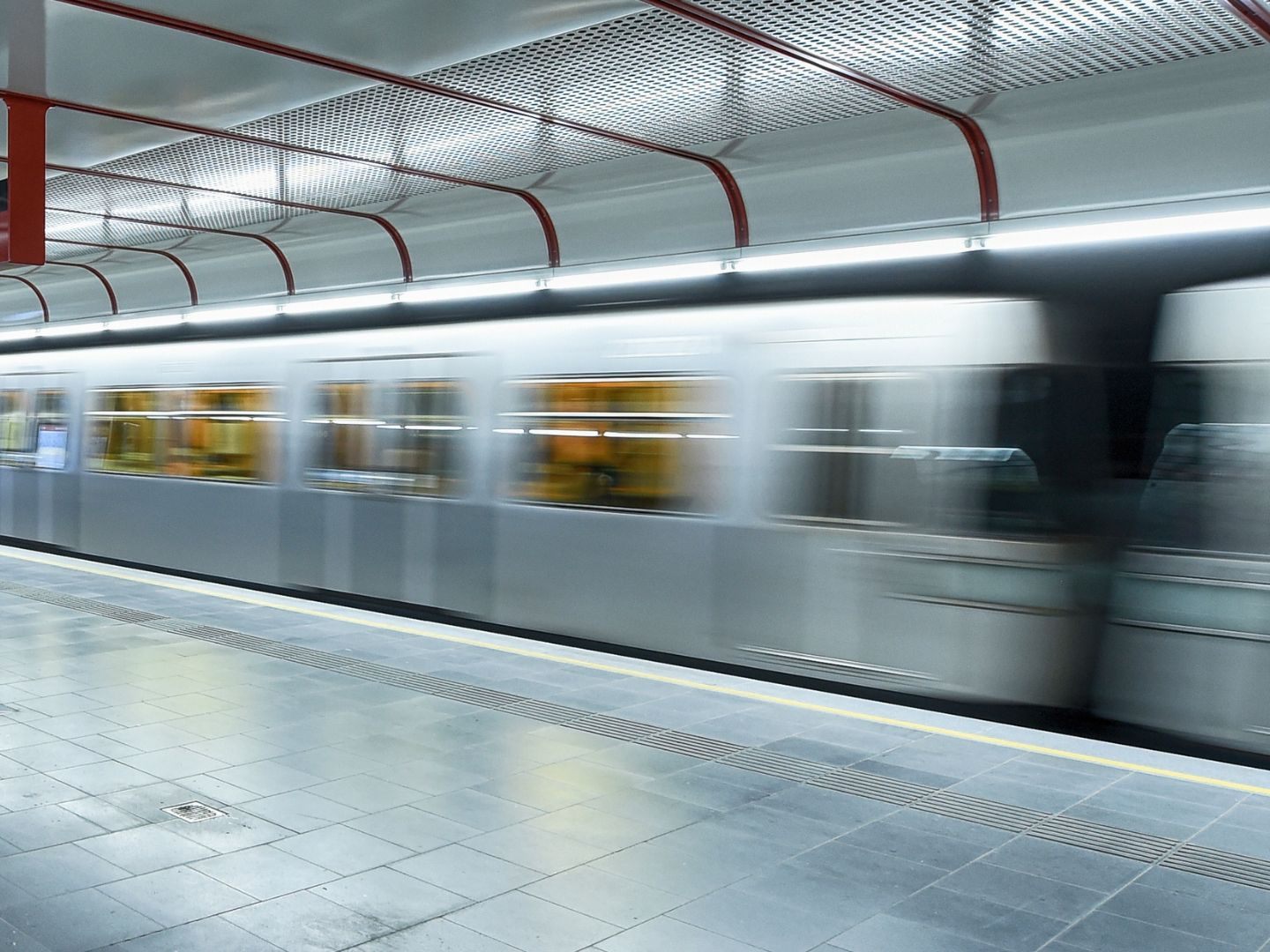 Der Deutsche stieß den aggressiven Wiener auf die U-Bahn-Gleise. Der Deutsche stieß den aggressiven Wiener auf die U-Bahn-Gleise.