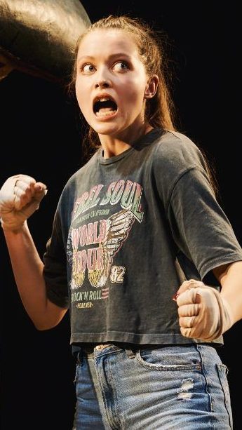 Rebecca Hammermüller in der One-Woman-Show "Bitch Boxer".