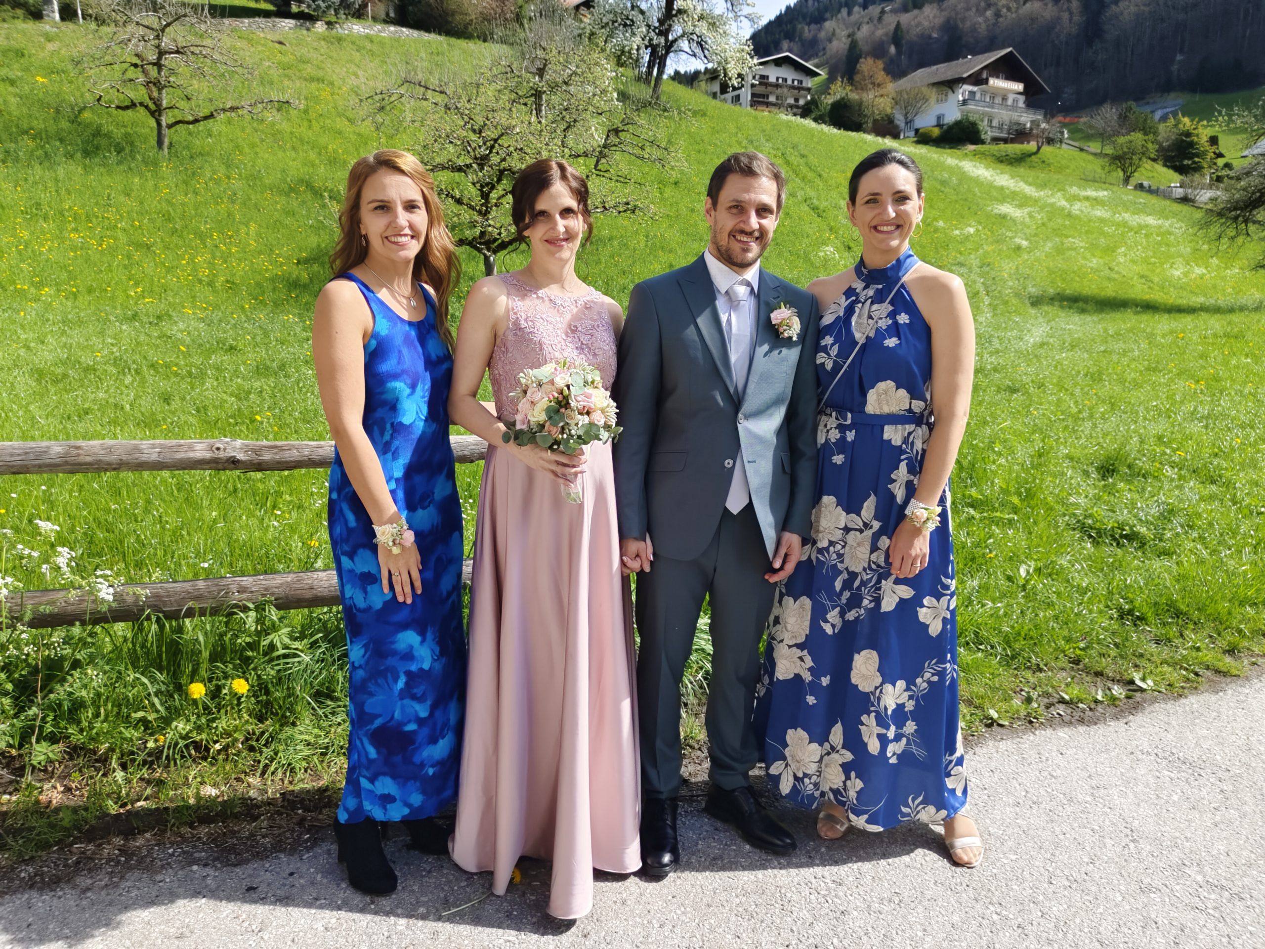 Das frisch getraute Ehepaar Andrea Katharina und Wolfgang Brandstetter mit den Trauzeuginnen.