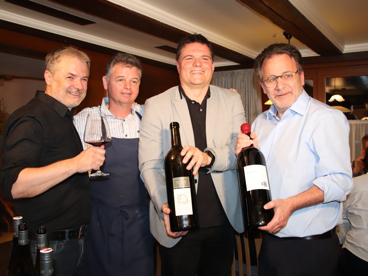 Walter Moosbrugger, René Winkel, Thomas Schierle und Jürgen Adami mit den ersteigerten Großflaschen. Walter Moosbrugger, René Winkel, Thomas Schierle und Jürgen Adami mit den ersteigerten Großflaschen.
