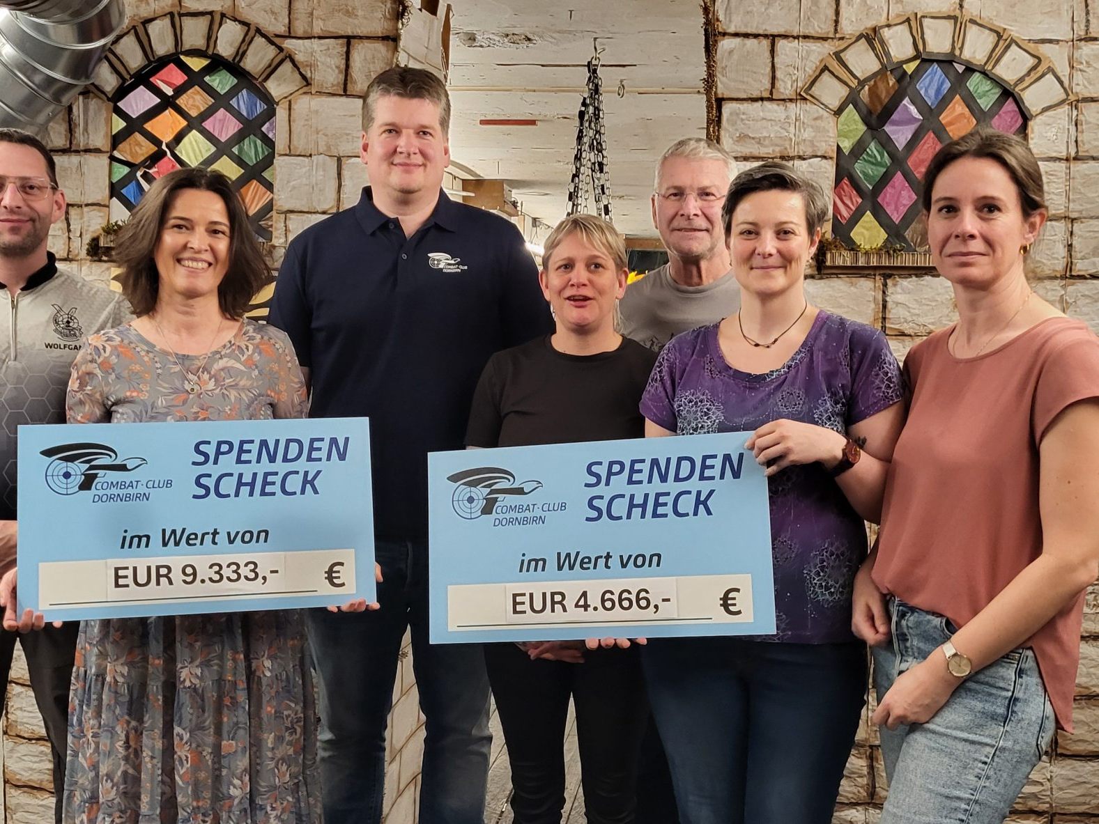 € 14.000 konnten an "Vorarlberger Herzenssache für Kinder" und den Verein "Sonnenblume" durch den Combar Club Dornbirn übergeben werden. € 14.000 konnten an "Vorarlberger Herzenssache für Kinder" und den Verein "Sonnenblume" durch den Combar Club Dornbirn übergeben werden.