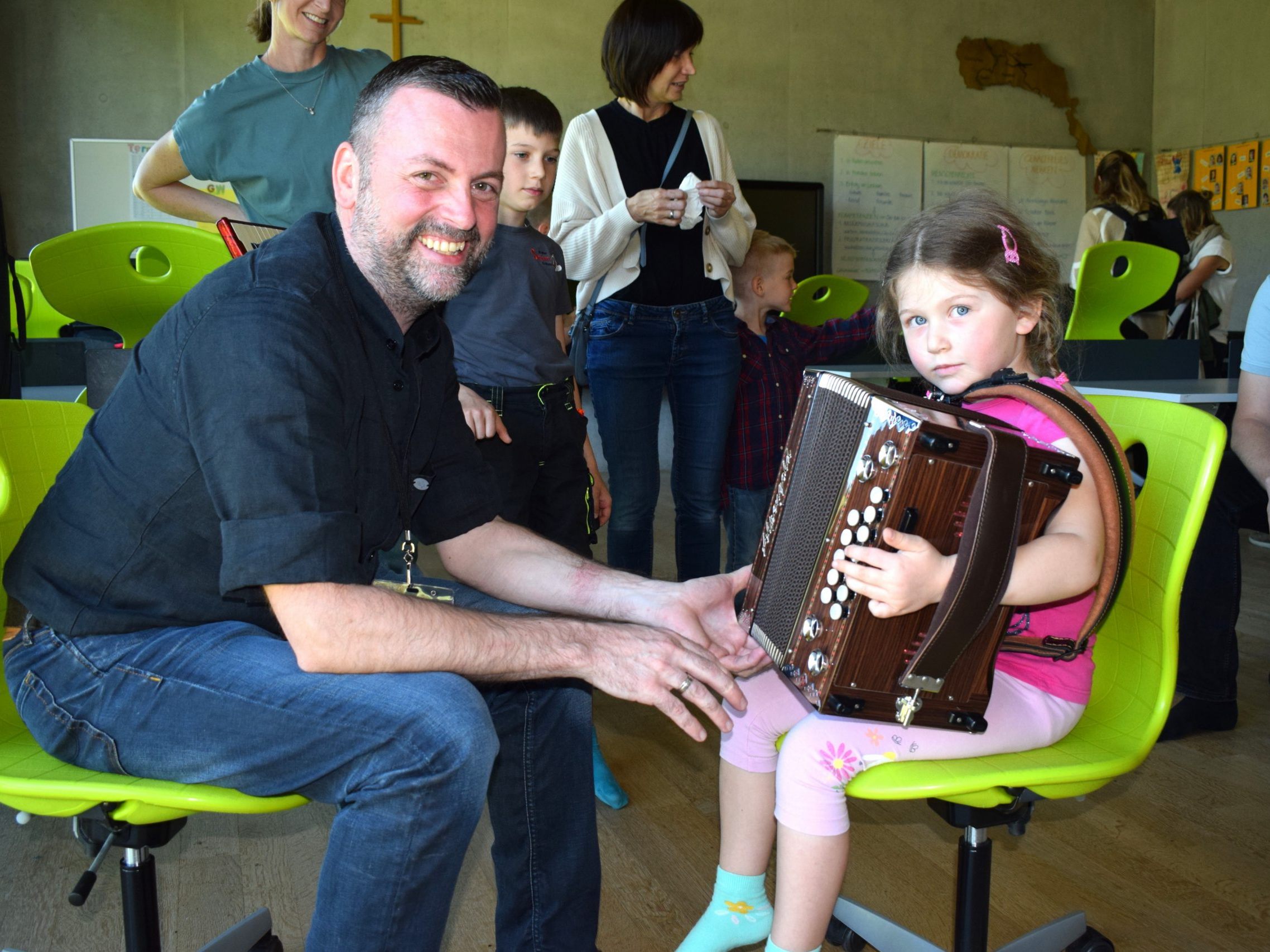 Musiklehrer Kurt Lipburger konnte die Kinder für sein Instrument begeistern.