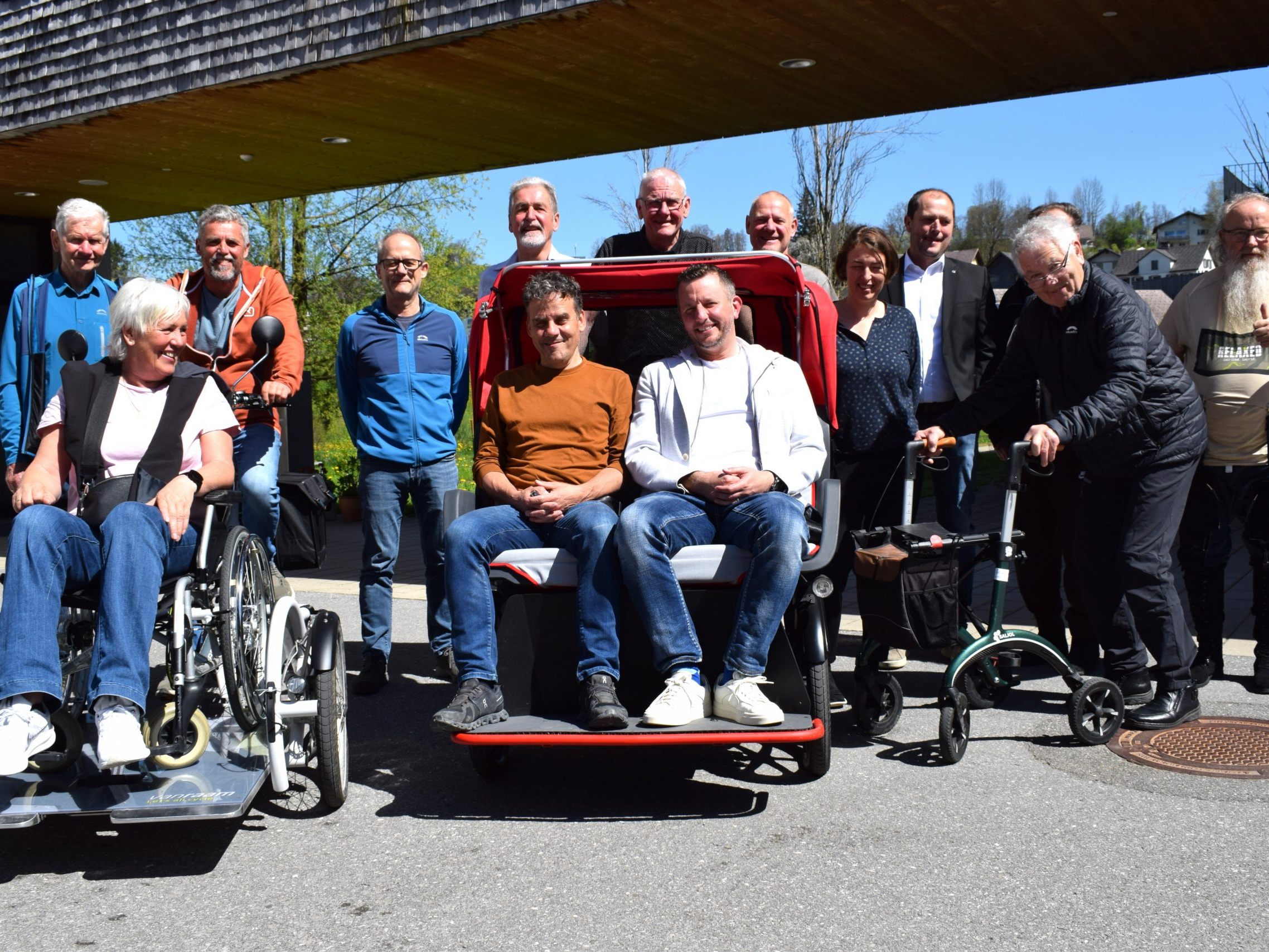 Freude über das gelungene Rikscha-Projekt: Sponsoren und Fahrer sowie Bewohner und Mitarbeiter des Sozialzentrums Egg. Freude über das gelungene Rikscha-Projekt: Sponsoren und Fahrer sowie Bewohner und Mitarbeiter des Sozialzentrums Egg.