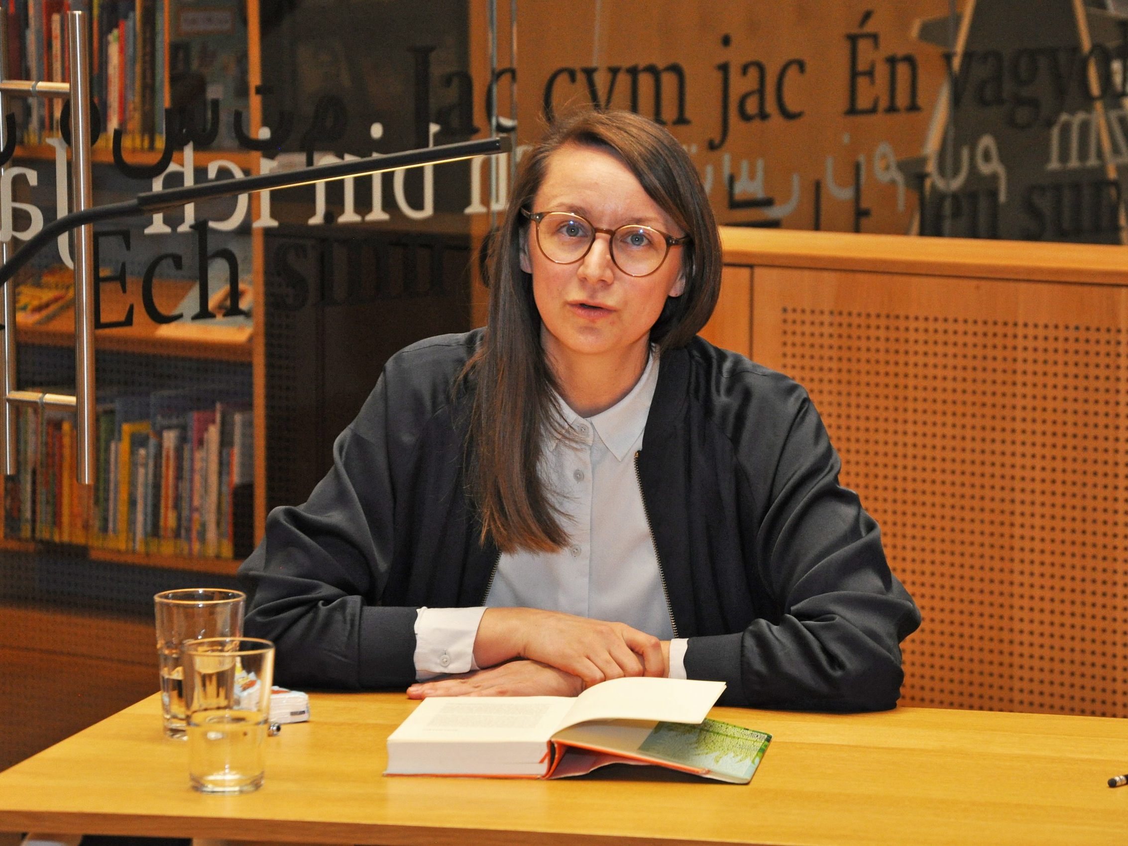 Johanna Sebauer hat einen amüsanten Roman darüber geschrieben, welche Freiheit im Nicht-bemerkt-Werden liegt. Johanna Sebauer hat einen amüsanten Roman darüber geschrieben, welche Freiheit im Nicht-bemerkt-Werden liegt.