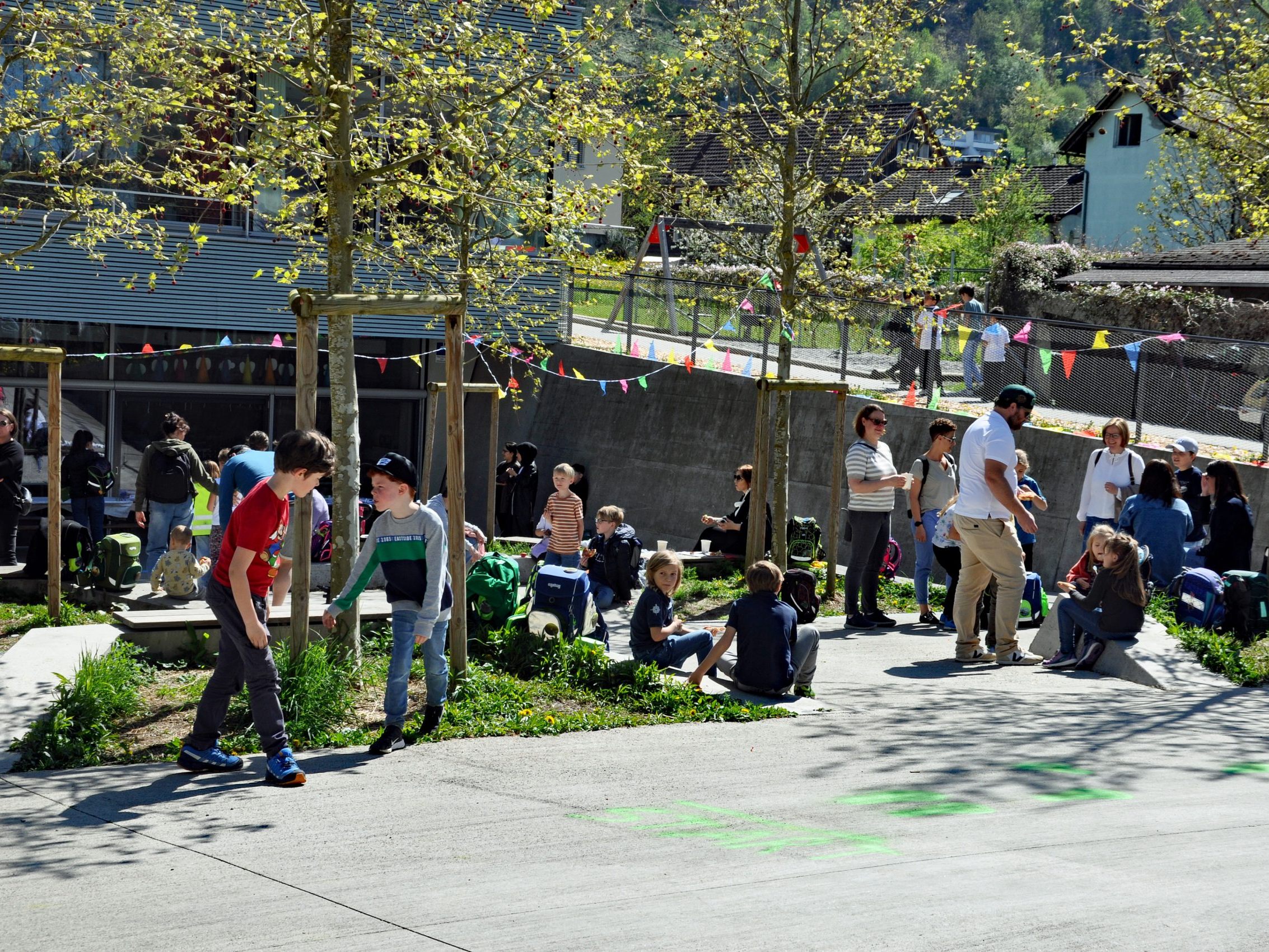Dank des schönen Wetters konnte das Fest im Schulhof stattfinden. Dank des schönen Wetters konnte das Fest im Schulhof stattfinden.