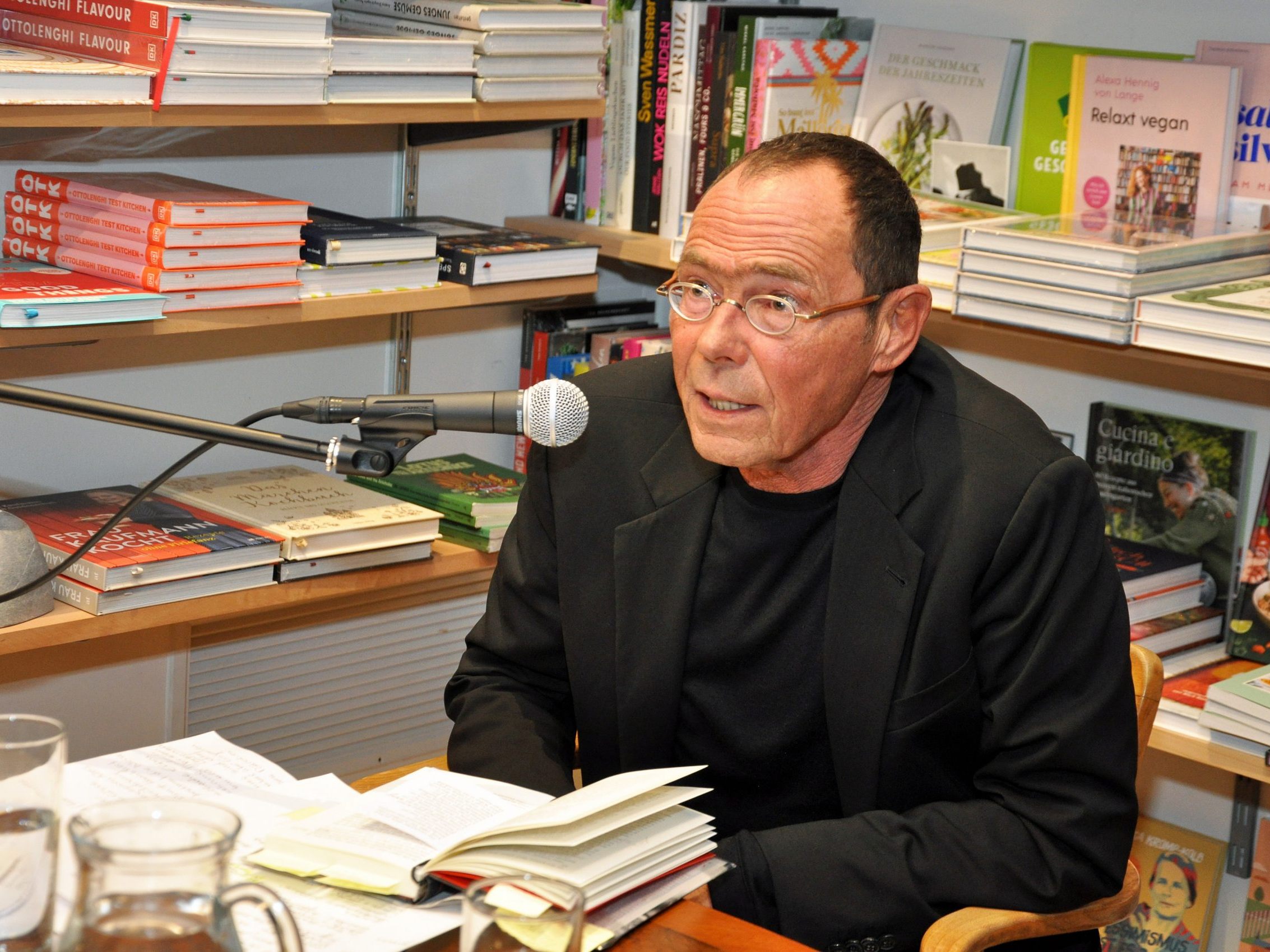 Der in Bregenz geborene Autor und Literaturwissenschaftler Markus Gasser las in der Buchhandlung Rapunzel aus seinem Roman „Lil“. Der in Bregenz geborene Autor und Literaturwissenschaftler Markus Gasser las in der Buchhandlung Rapunzel aus seinem Roman „Lil“.