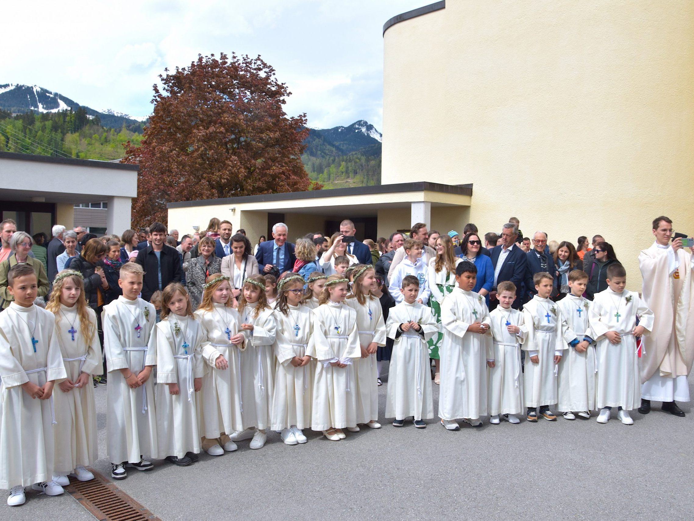 Die Pfarre Bürs feierte dieser Tage in der Friedenskirche das Fest der heiligen Erstkommunion. Anschließend gab es am Kirchplatz eine Agape zu den Klängen der Harmoniemusik Bürs. Die Pfarre Bürs feierte dieser Tage in der Friedenskirche das Fest der heiligen Erstkommunion. Anschließend gab es am Kirchplatz eine Agape zu den Klängen der Harmoniemusik Bürs.