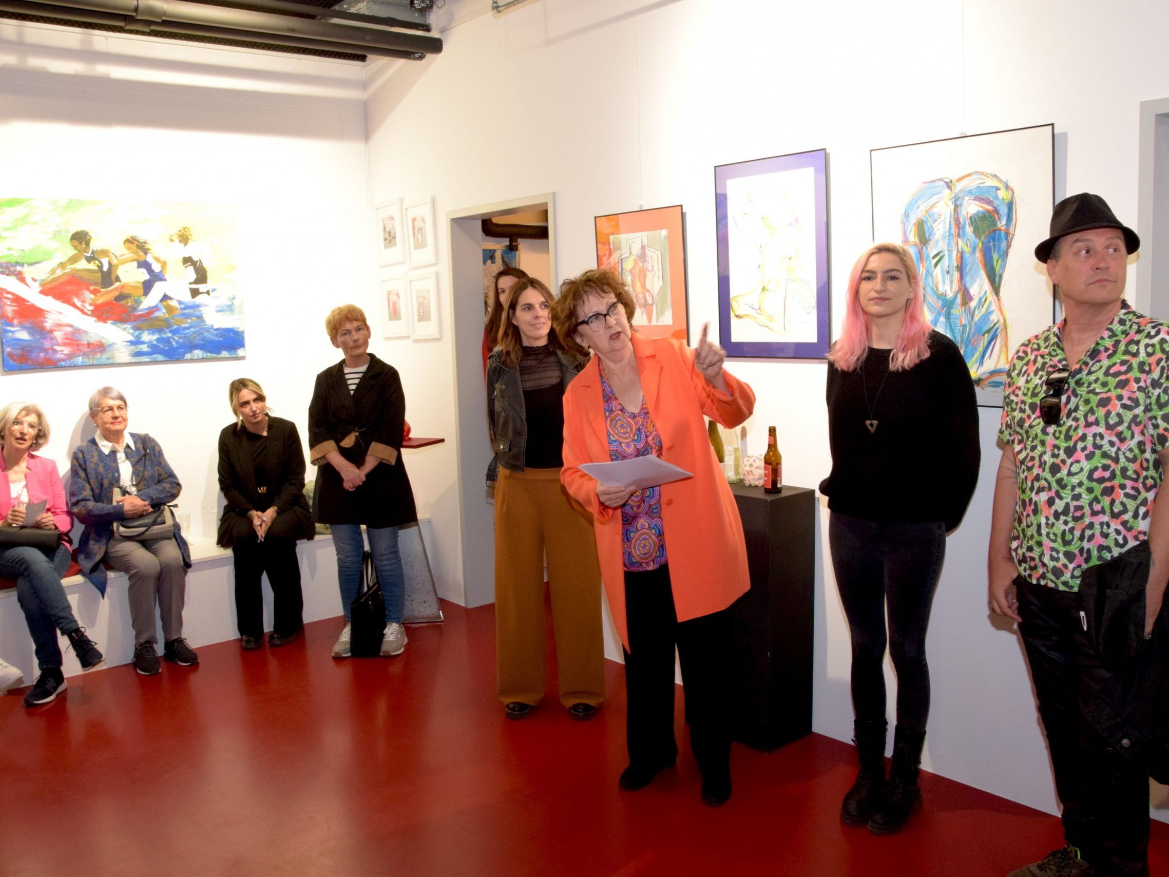 Galeristin Sigrid Fritsche (3. v. r.) eröffnete die Ausstellung „Herzrasen und Farbenrausch" in der Kellergalerie Kukuphi in Bludenz.