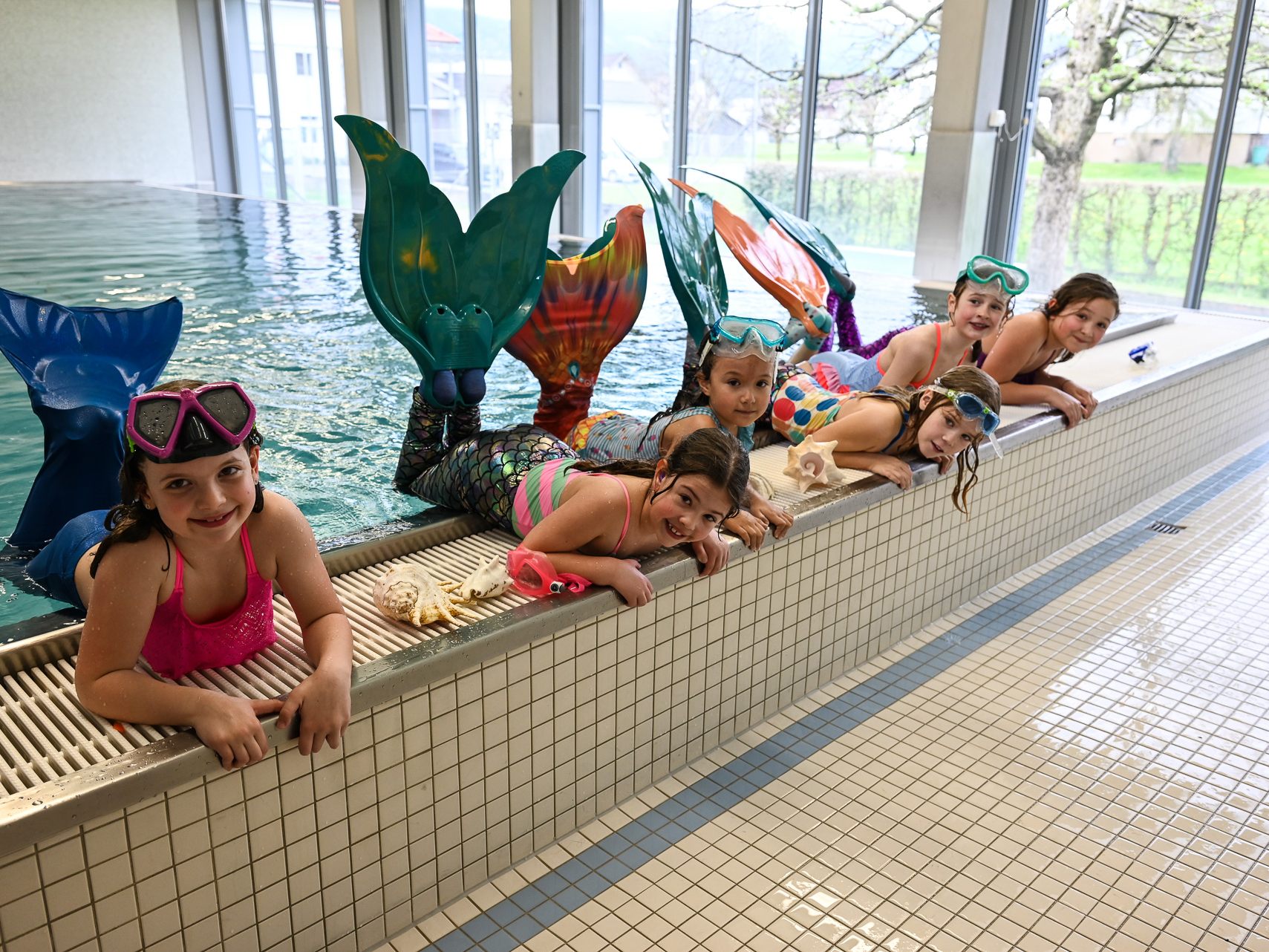 In den Osterferien konnten Meerjungfrauenbegeisterte Mädchen das anmutige Schwimmen mit der Monoflosse lernen. In den Osterferien konnten Meerjungfrauenbegeisterte Mädchen das anmutige Schwimmen mit der Monoflosse lernen.