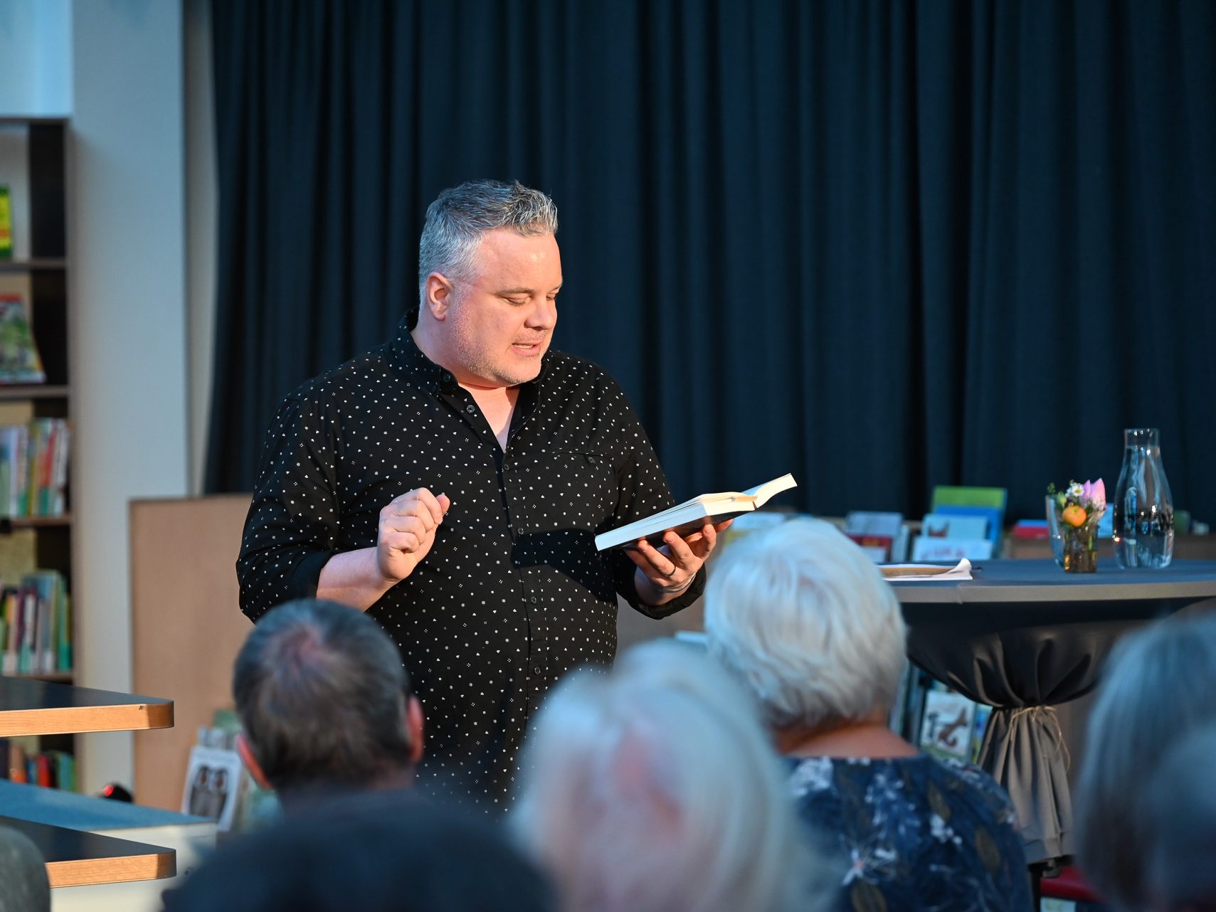 Autor und Schauspieler Peter Denlo las aus seinem Krimi "Zungentod" in der Bibliothek vor. Dazu kochte er live für sein Publikum. Autor und Schauspieler Peter Denlo las aus seinem Krimi "Zungentod" in der Bibliothek vor. Dazu kochte er live für sein Publikum.